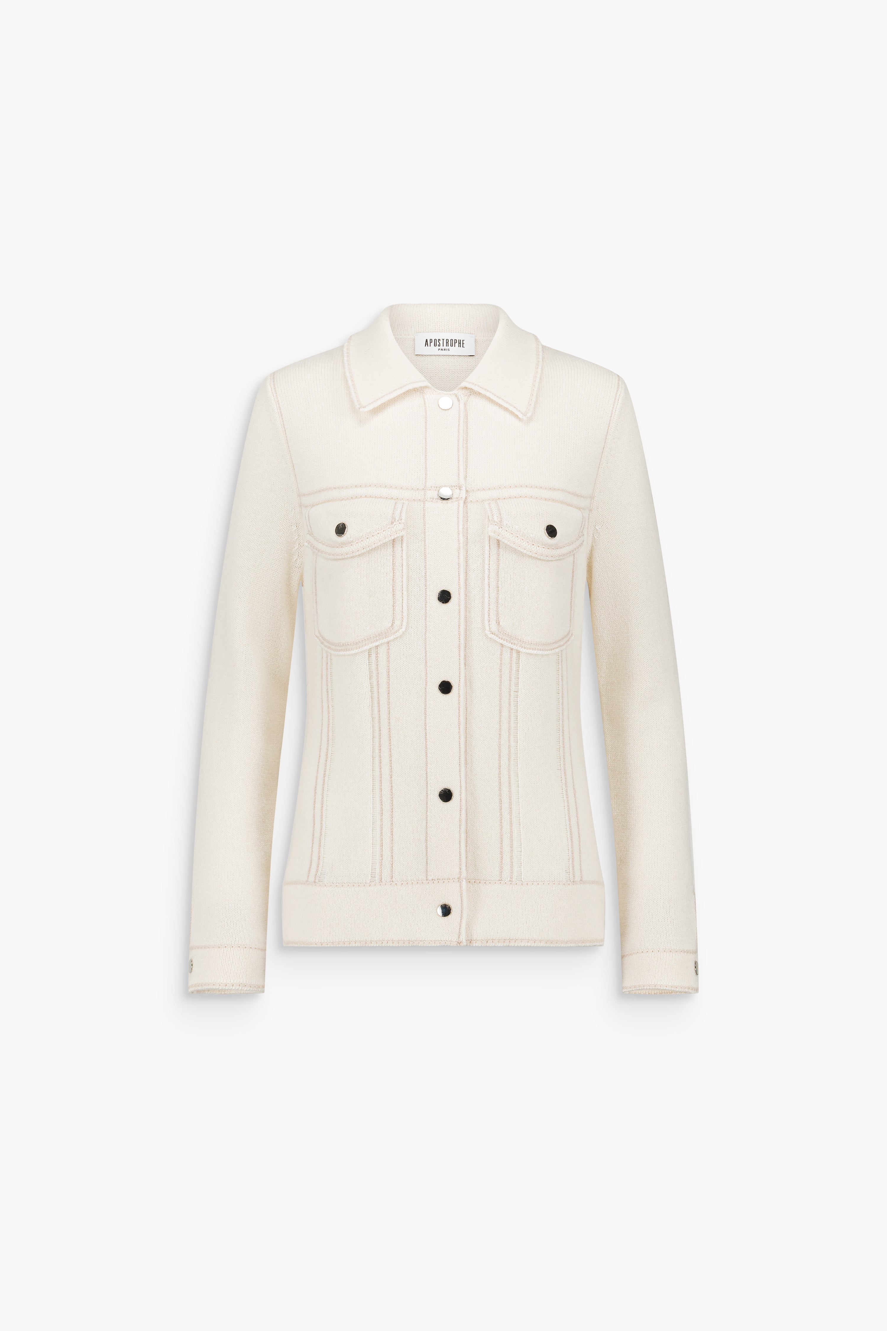 Cardigan en cachemire blanc cassé à col chemise et boutons métalliques.