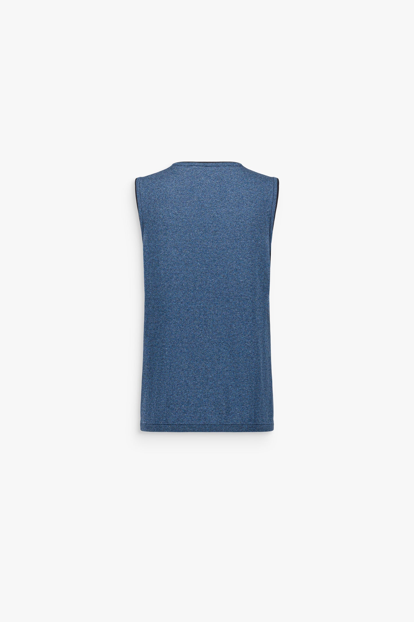 Détail d’un débardeur bleu denim léger, souligné par une maille régulière et des finitions épurées.