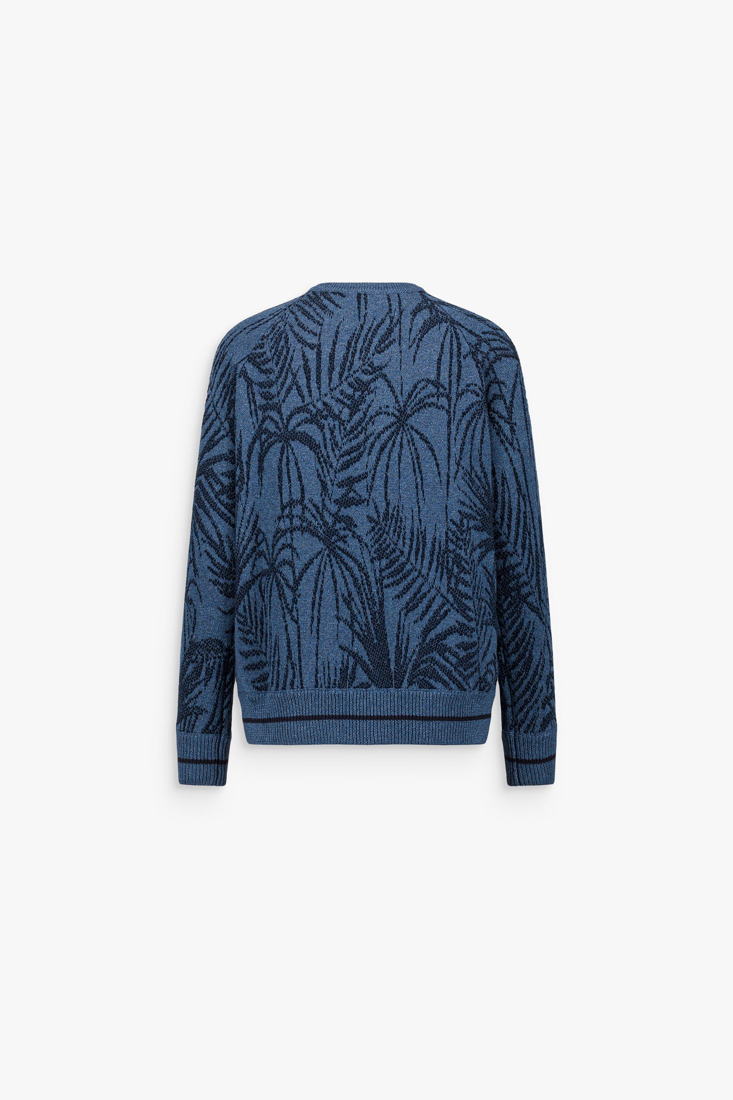 Détail d’un gilet bleu denim ajusté, souligné par un imprimé végétal discret et une ligne structurée.