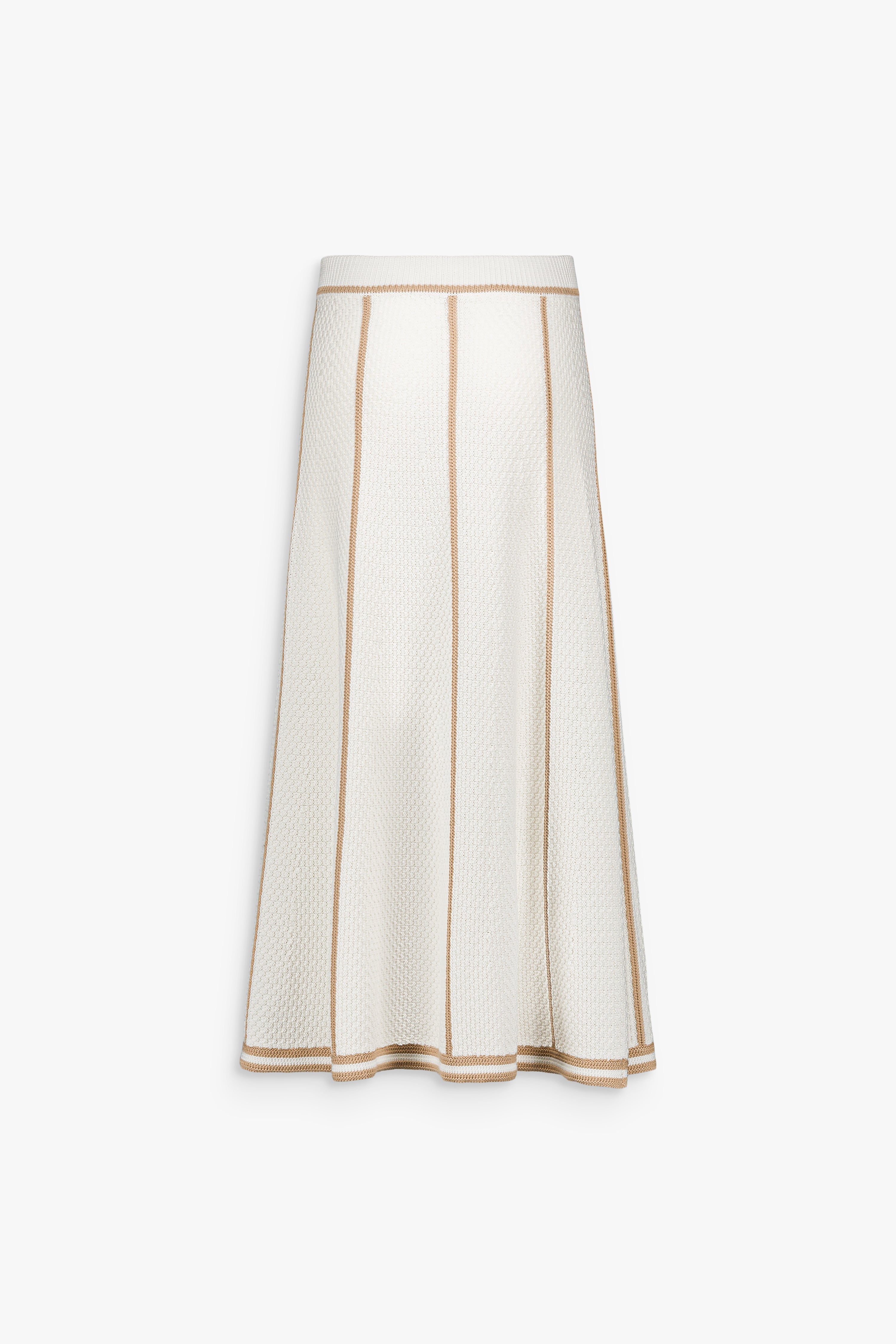 Jupe longue en maille beige avec lignes verticales contrastées et coupe évasée.