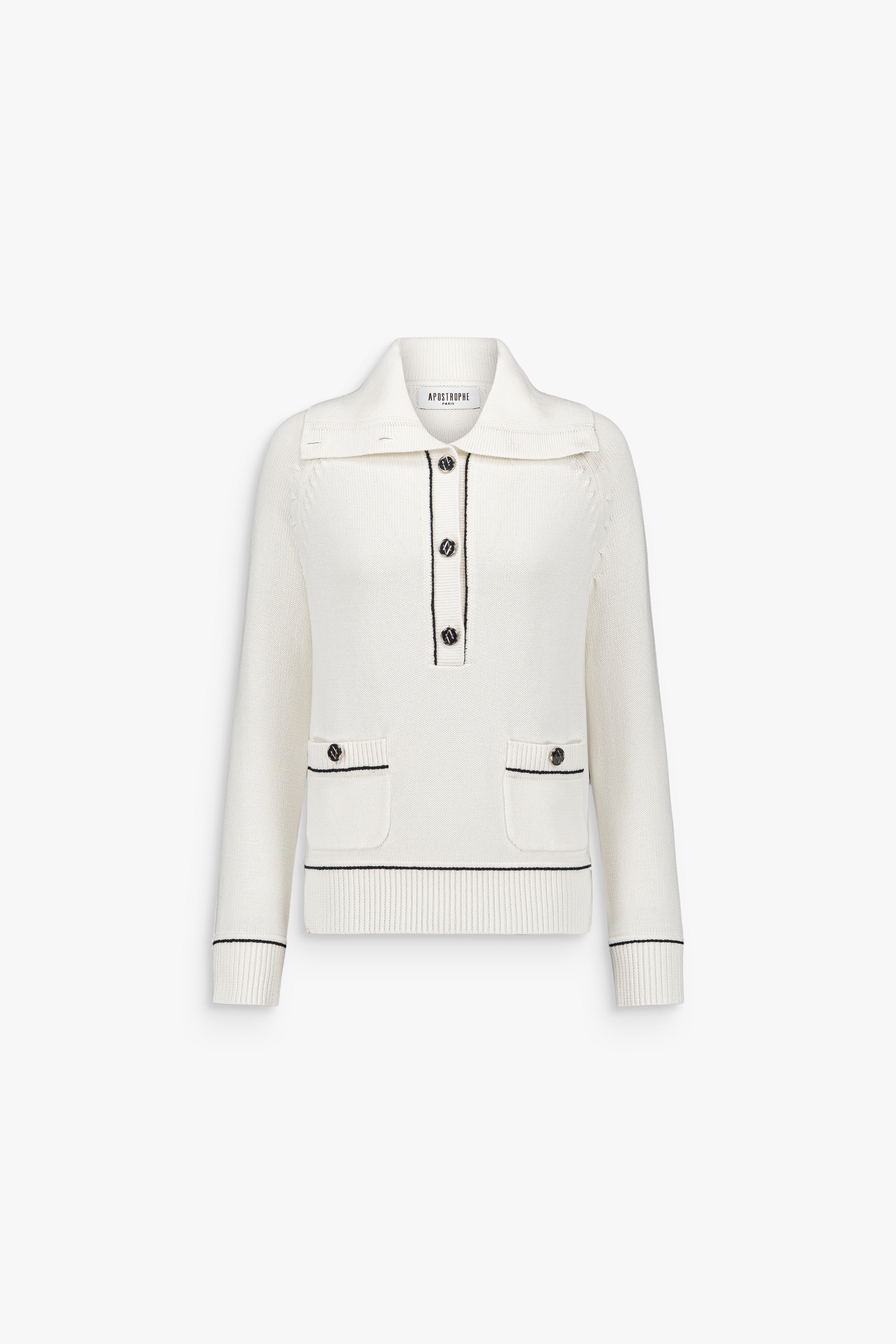 Pull blanc en coton avec col montant boutonné et poches plaquées.