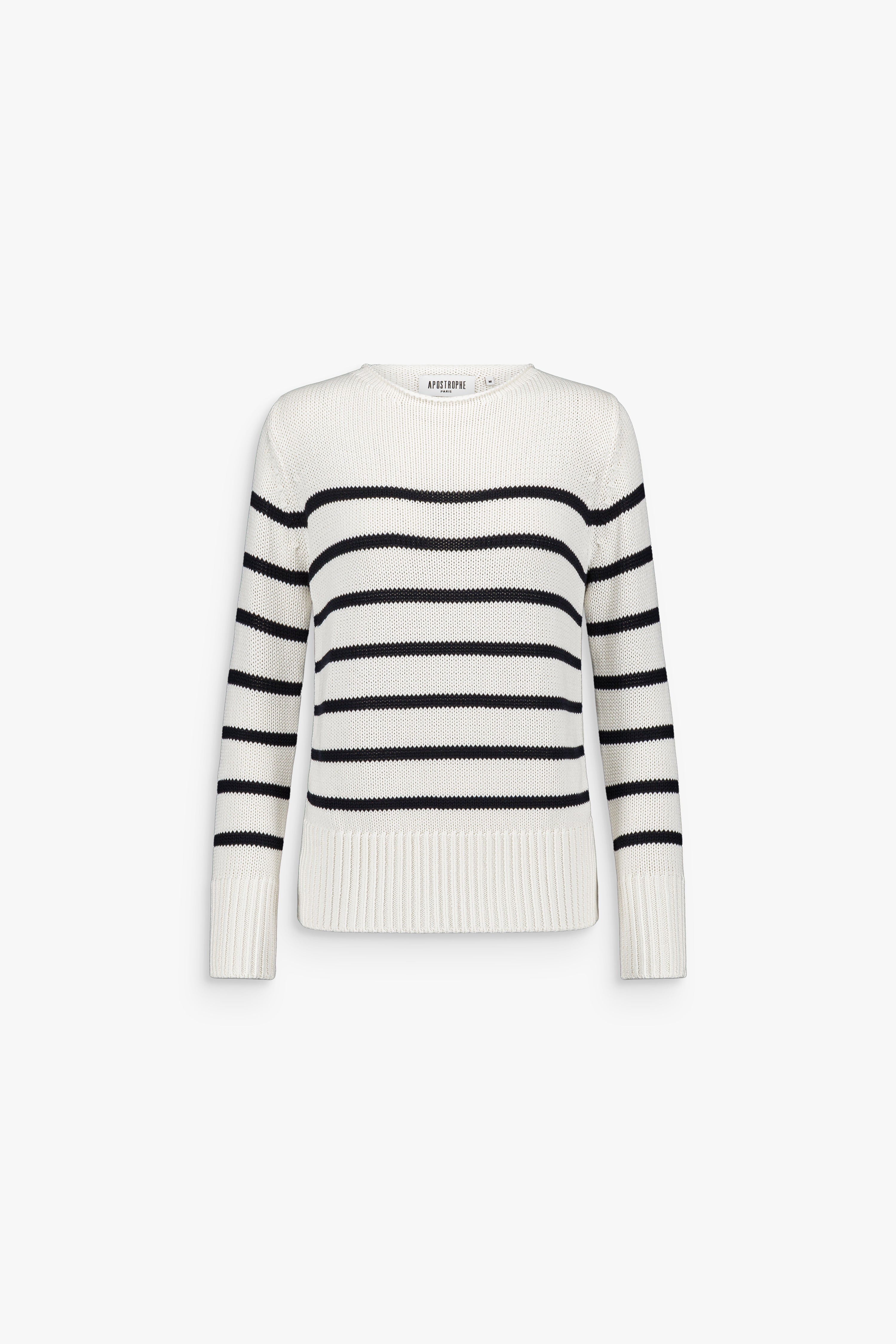Pull en coton blanc cassé à rayures marines avec encolure bateau.