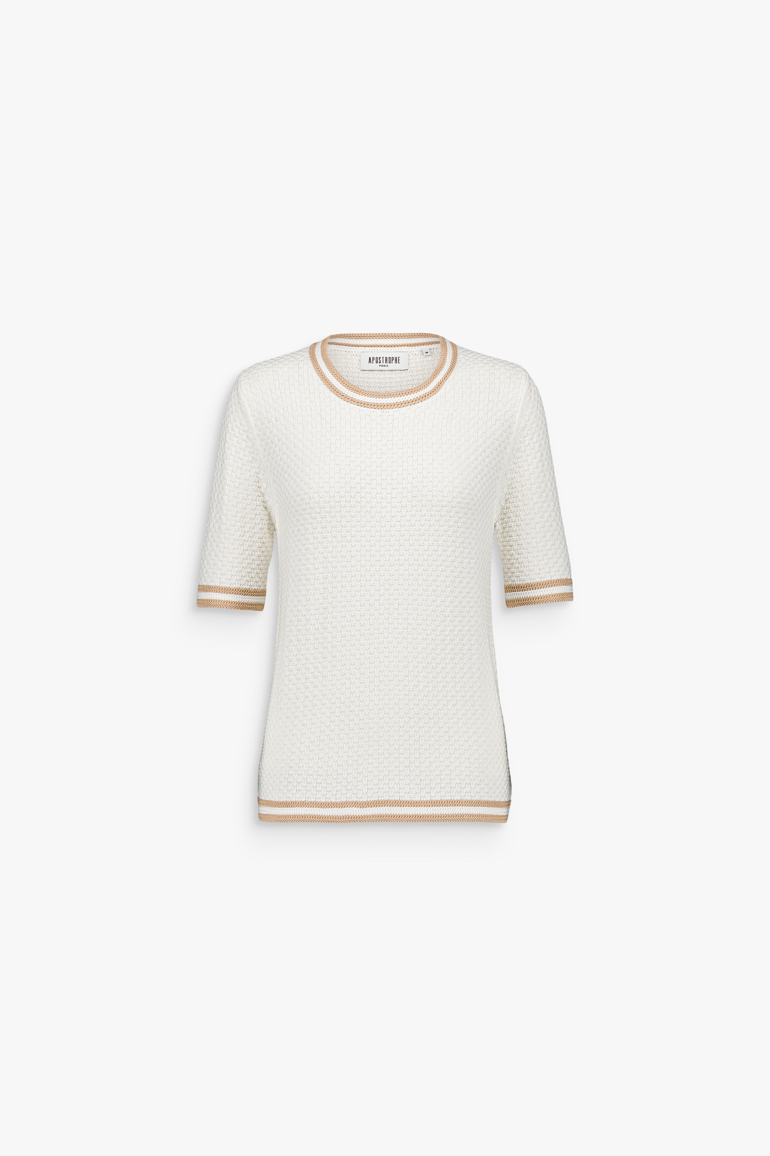 Top en maille beige à manches courtes avec col rond et finitions contrastées.