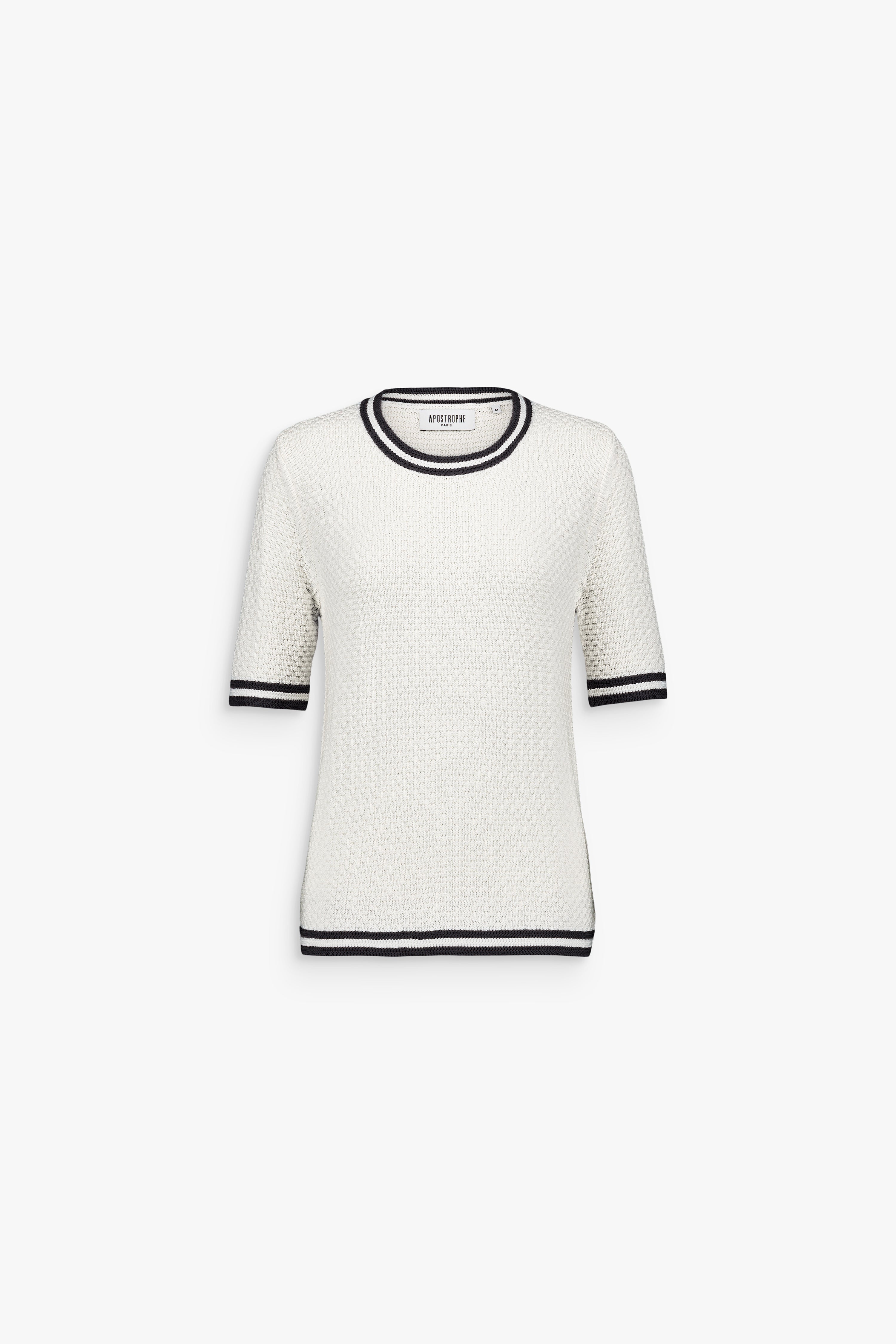 Top en maille blanc cassé à manches courtes avec bordures rayées marines.