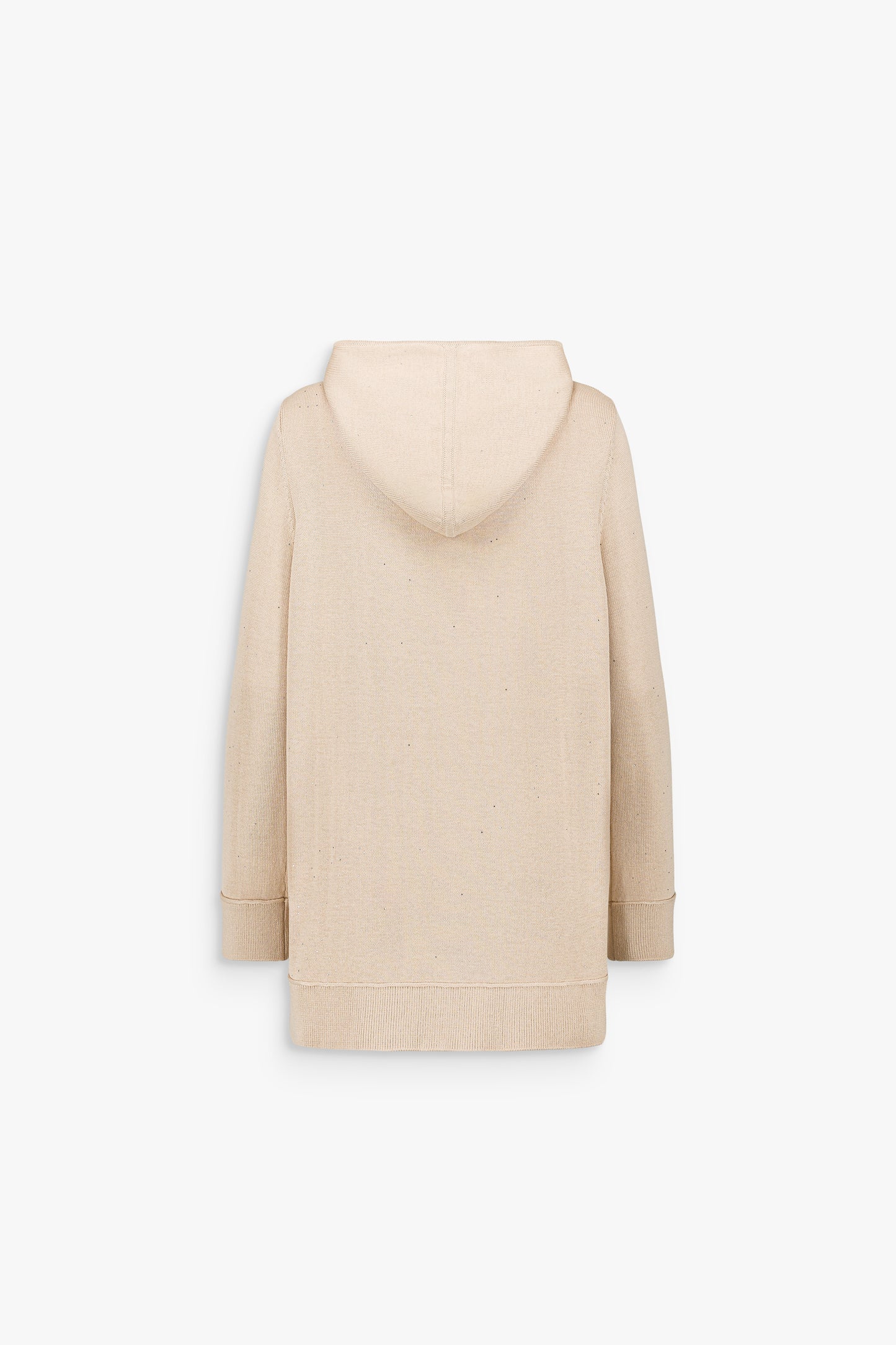 Détail d’un gilet en maille beige moyen, illuminé par de subtils sequins et une ligne près du corps.