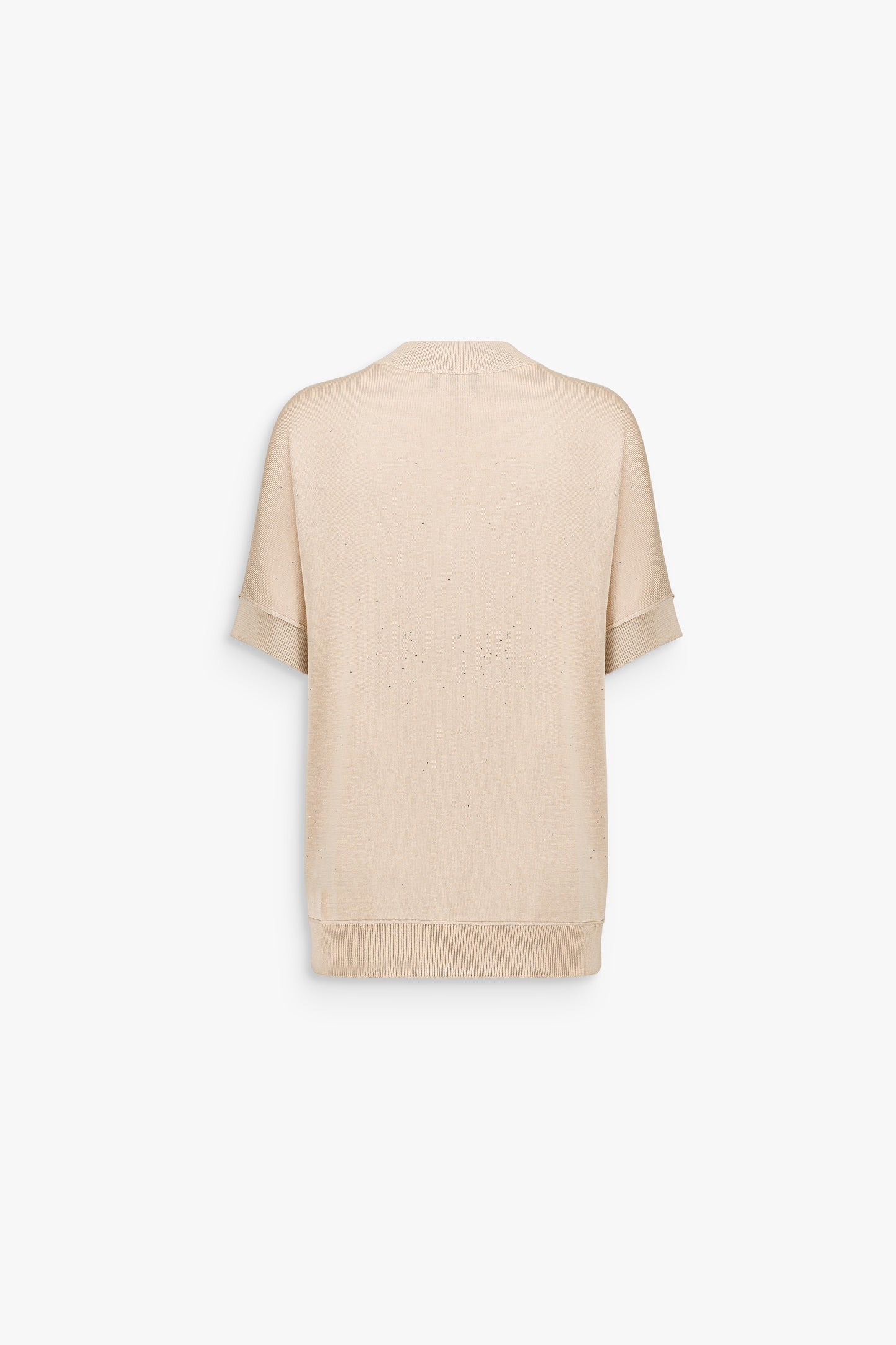 Détail d’un t-shirt beige moyen, rehaussé de hotfix délicats sur une maille légère.
