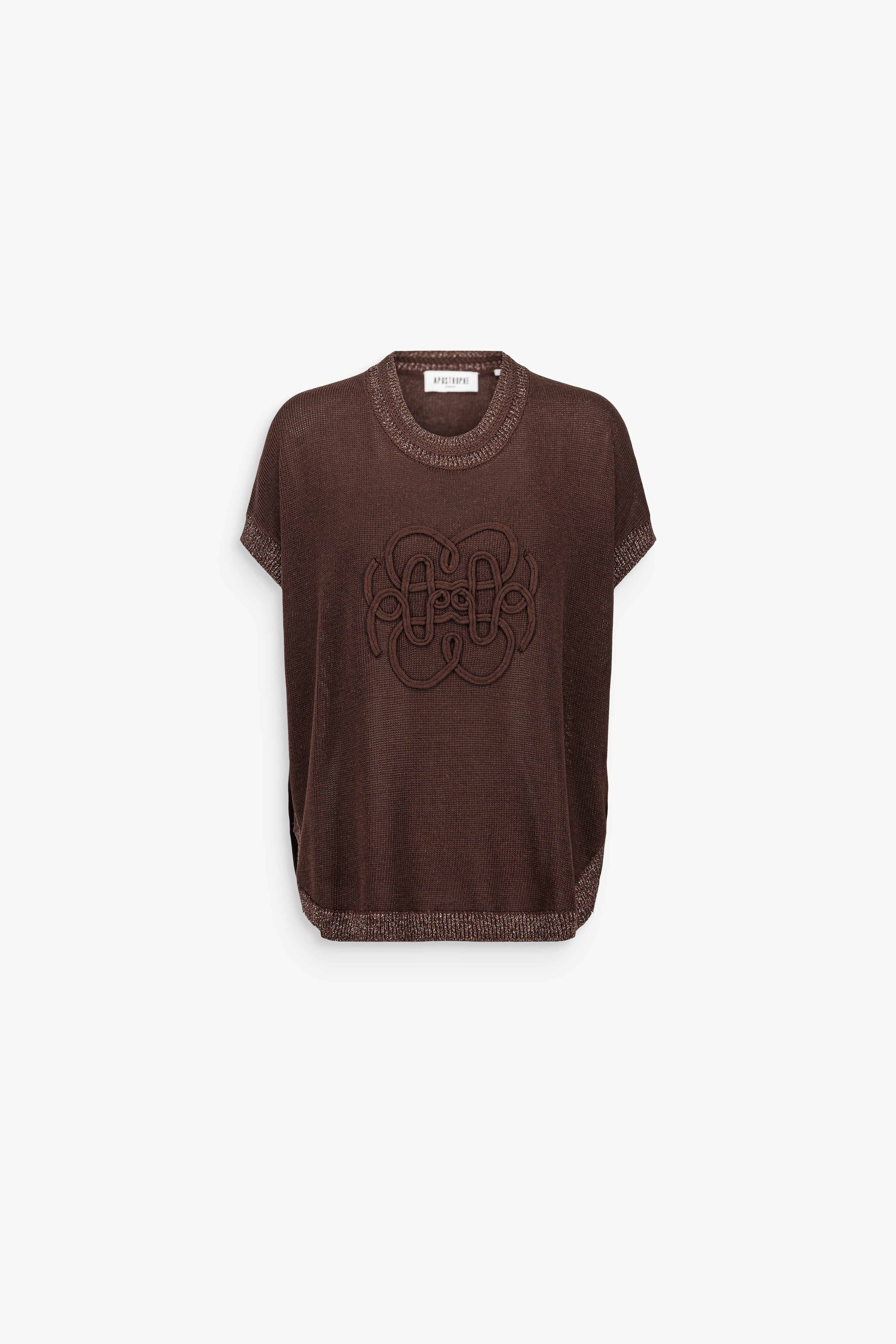 Top sans manches marron foncé en maille de lin, orné de broderies florales délicates.