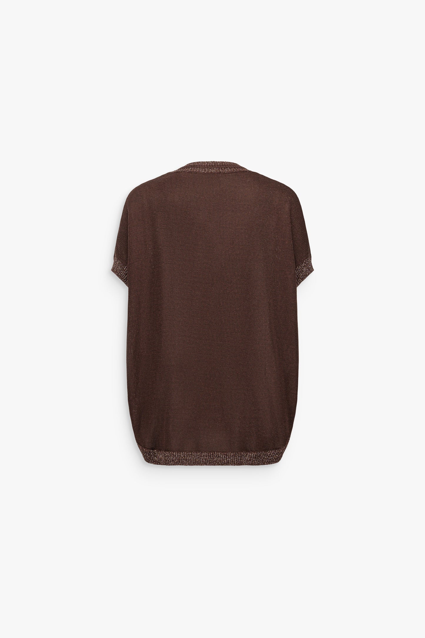 Détail d’un top marron foncé à coupe ample, souligné par des broderies florales raffinées.