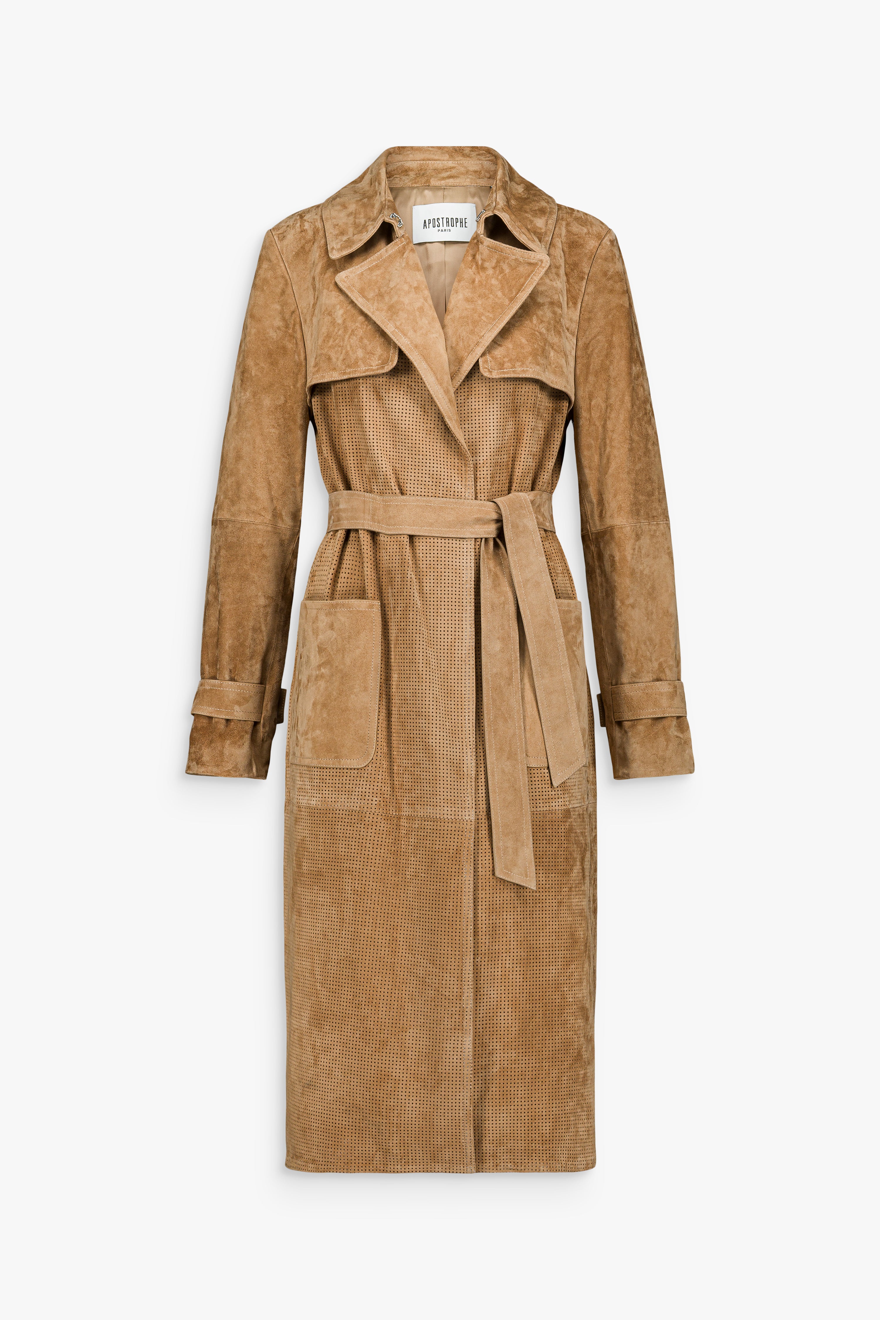 Trench long en daim beige perforé avec ceinture à la taille et col structuré.