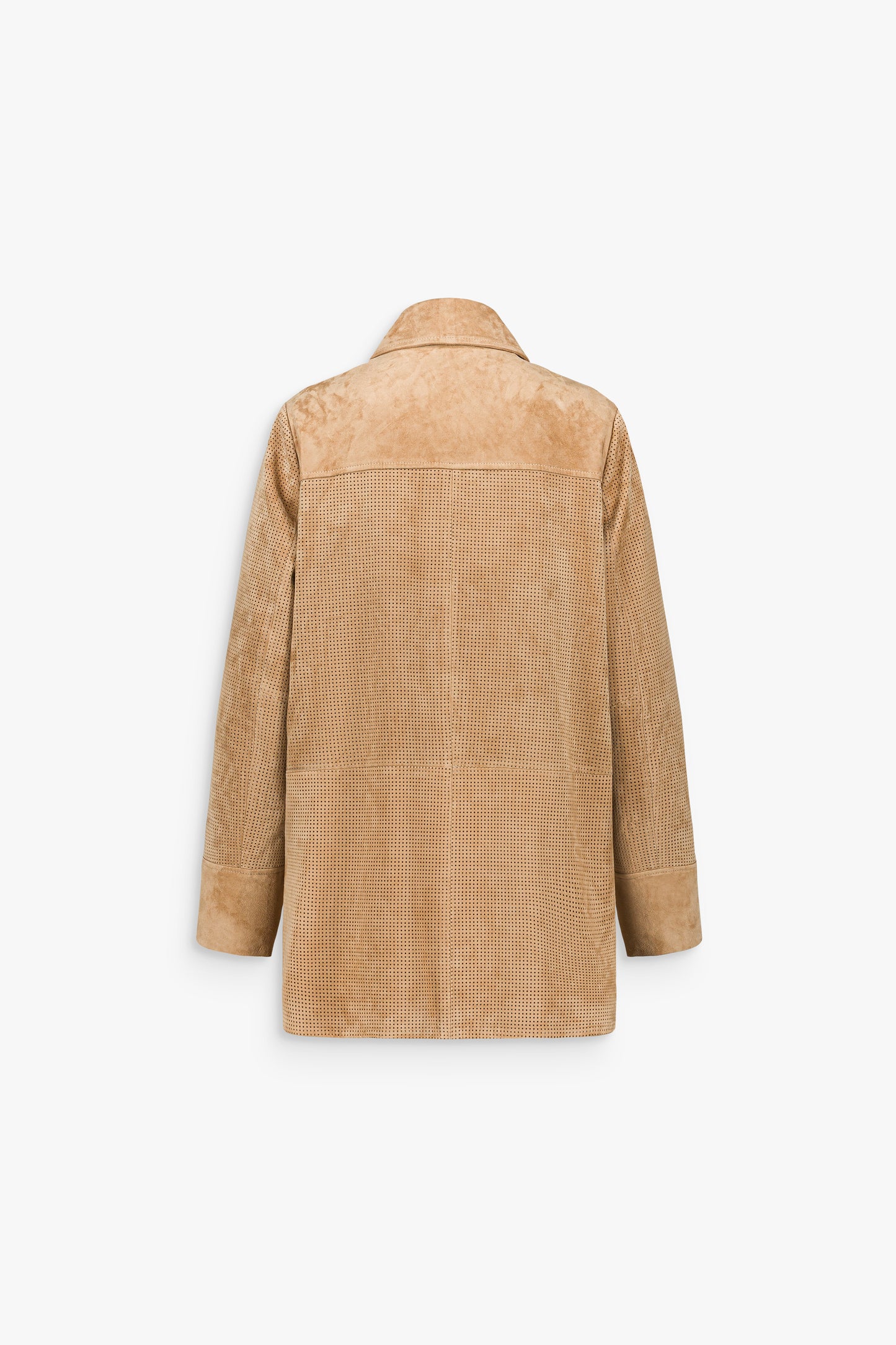Détail d’un manteau en daim beige moyen, à la silhouette structurée et aux perforations discrètes.