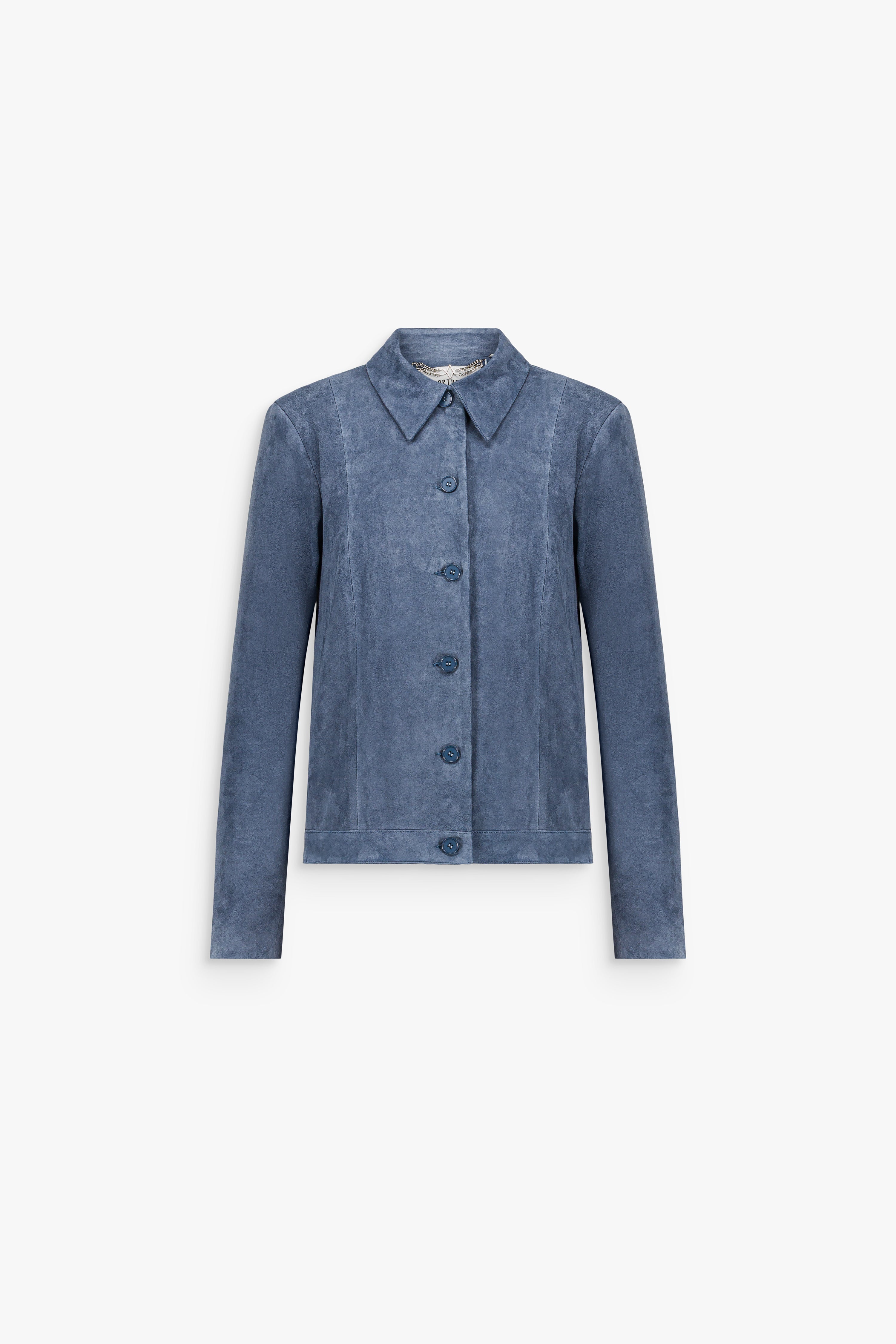 Veste bleu denim à col droit et boutonnage simple, structurée par des découpes verticales.