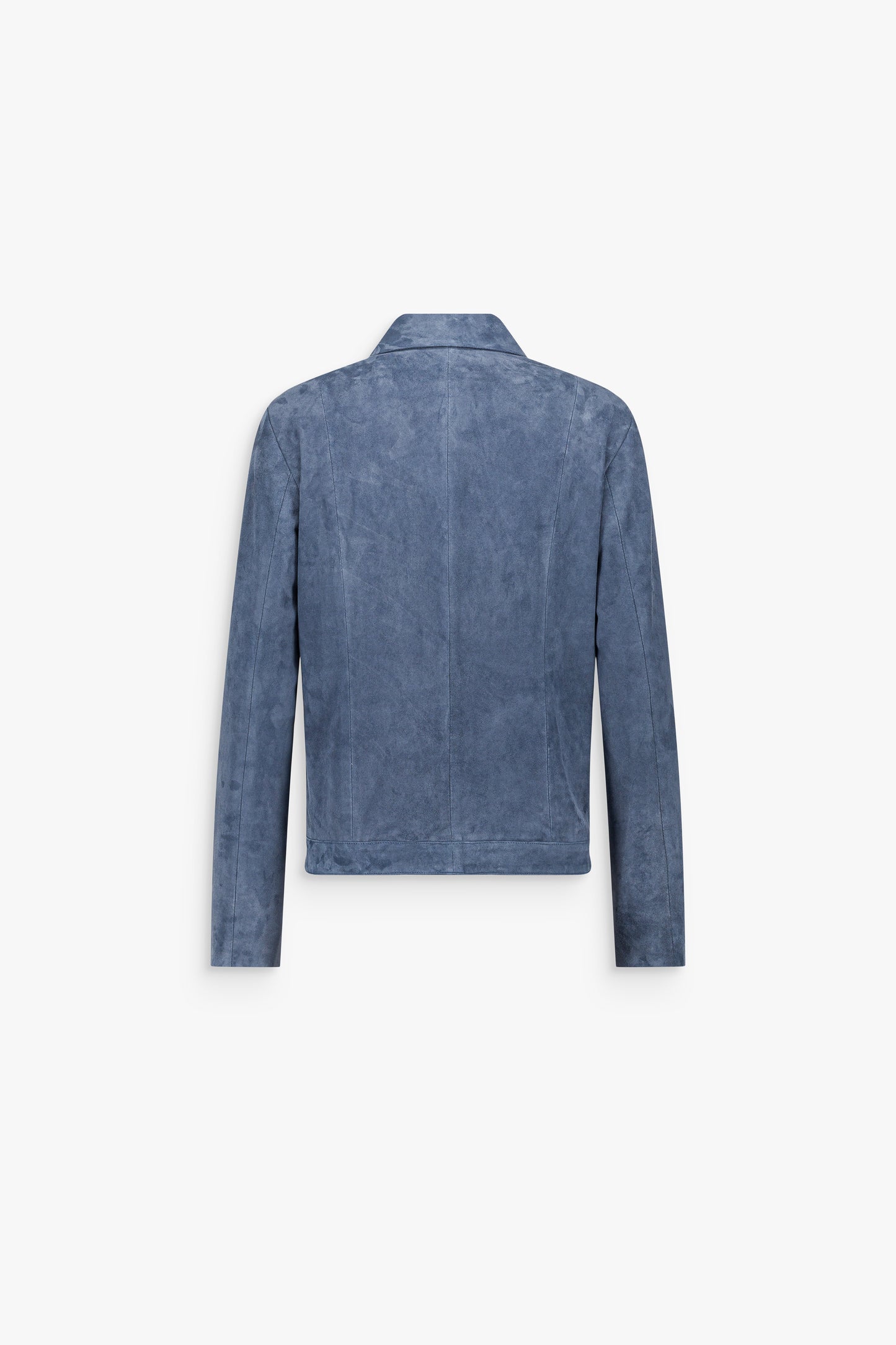 Détail d’une veste bleu denim à manches longues, à la ligne nette et épurée.