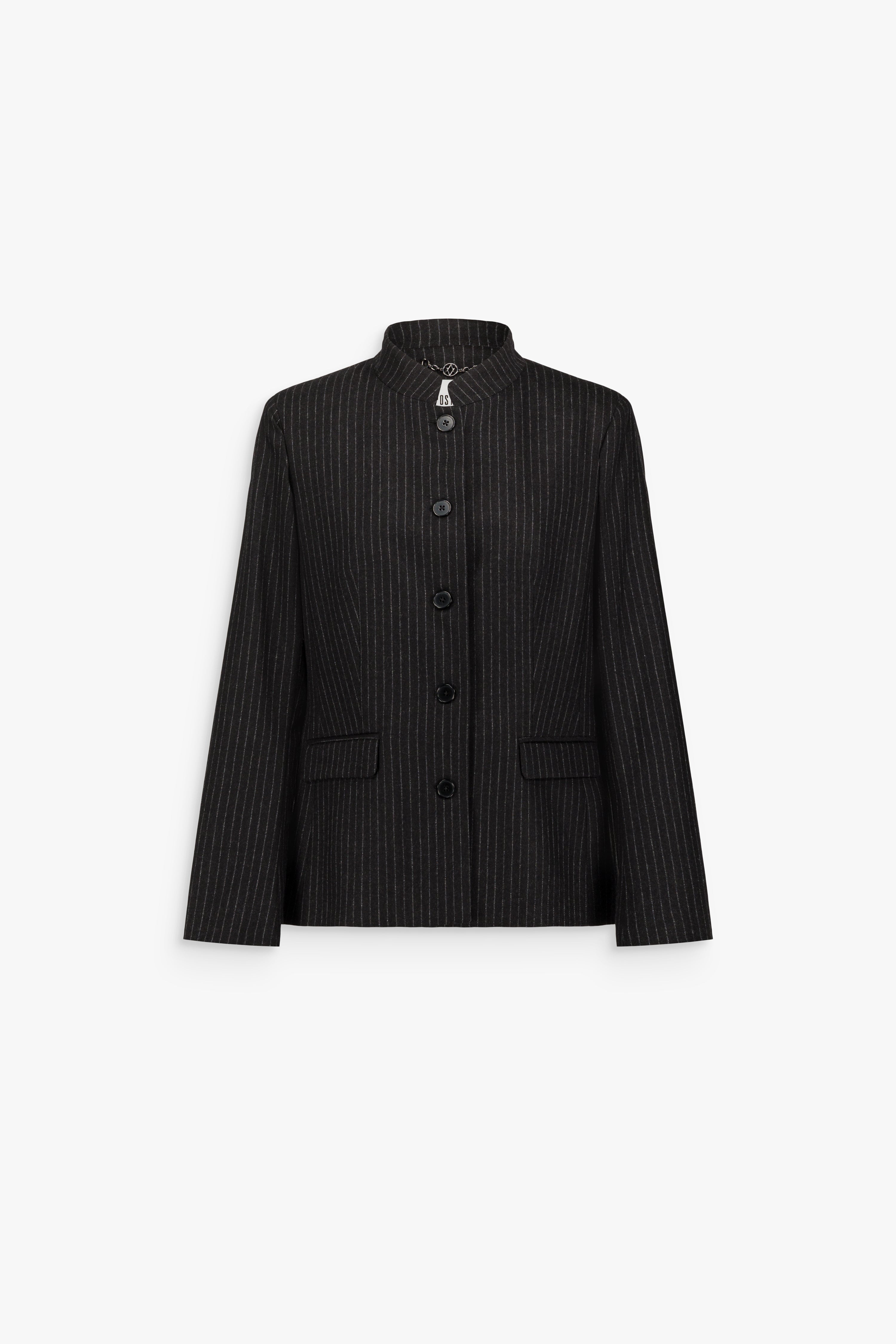 Veste cintrée noire en laine et cachemire, à col montant, fermeture boutonnée sur le devant, poches à rabat et fines rayures verticales.