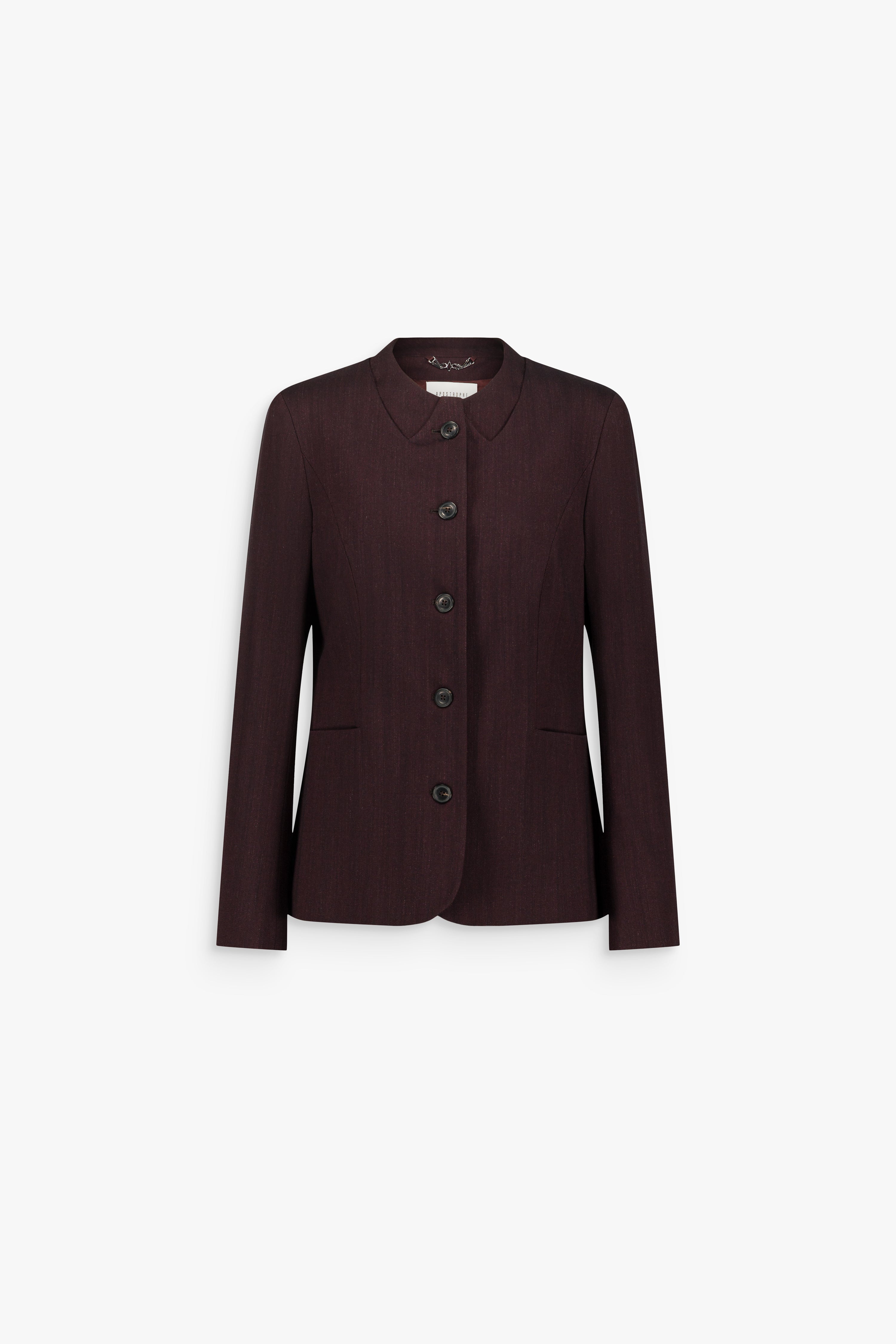 Veste droite grenat en laine et coton, à col chemise, boutonnage devant et manches longues.