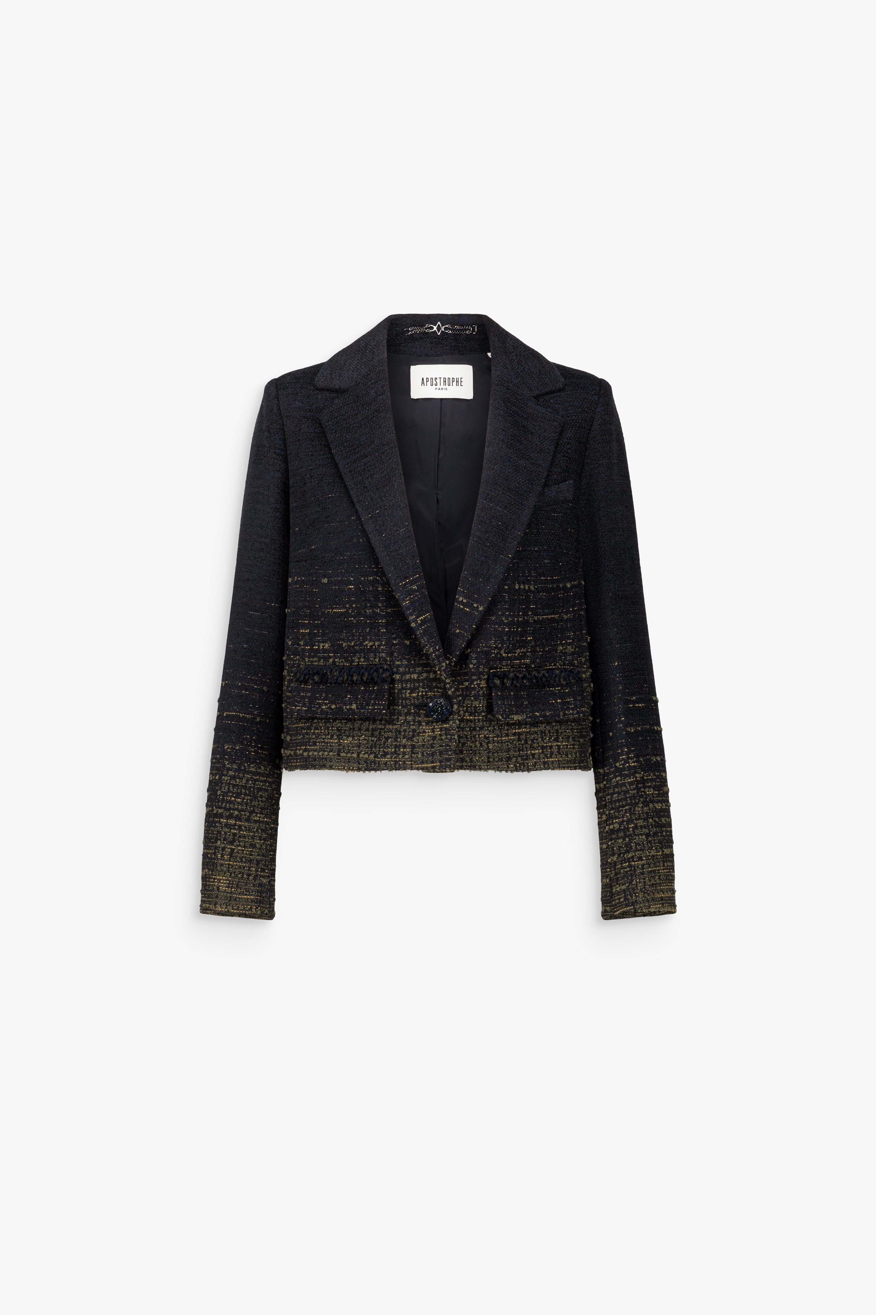 Veste courte et carrée en tweed marine, à grands revers, avec poches passepoilées soulignées de galons tressés.