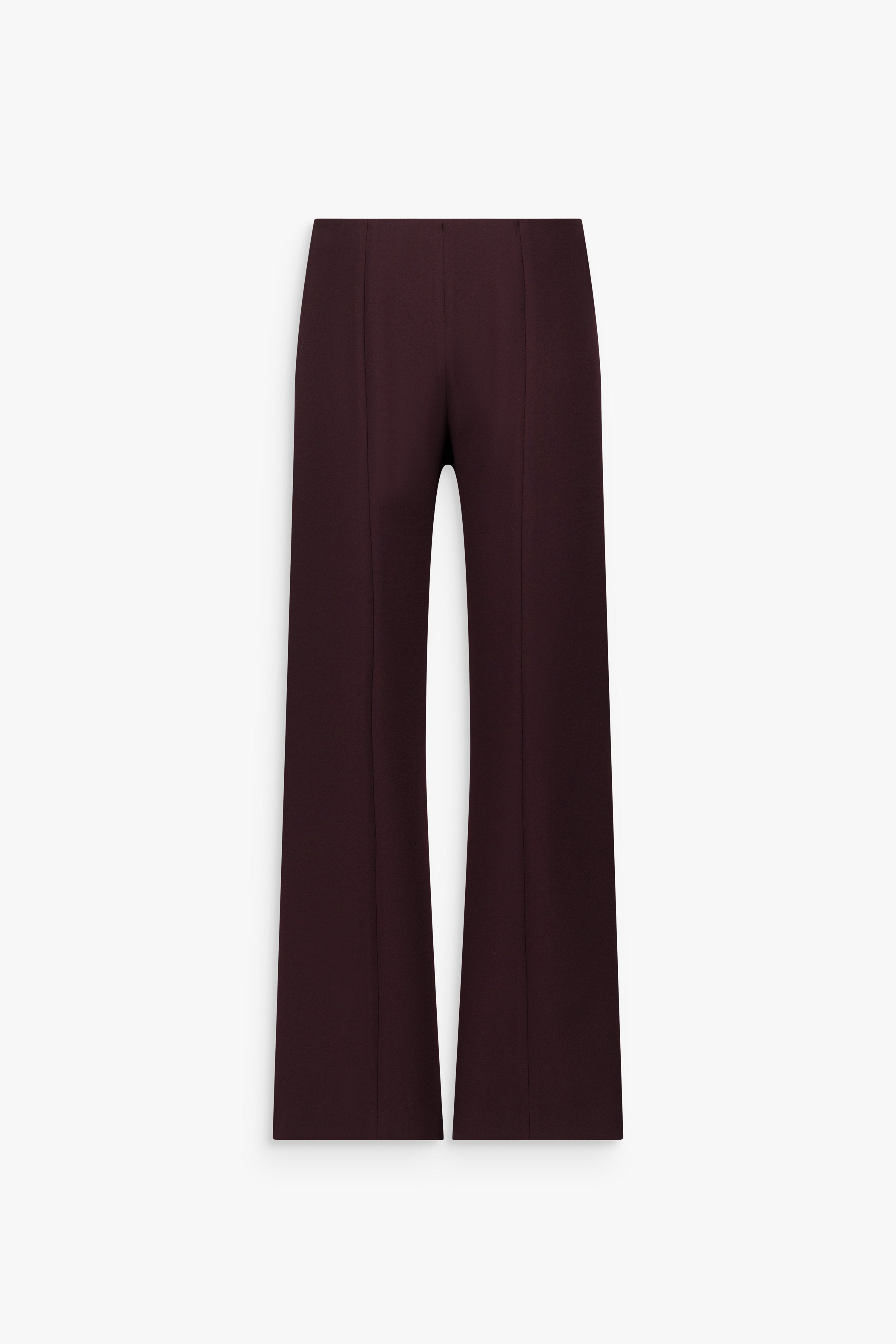 Pantalon taille haute grenat à coupe droite légèrement évasée, jambes longues et plis marqués sur le devant.