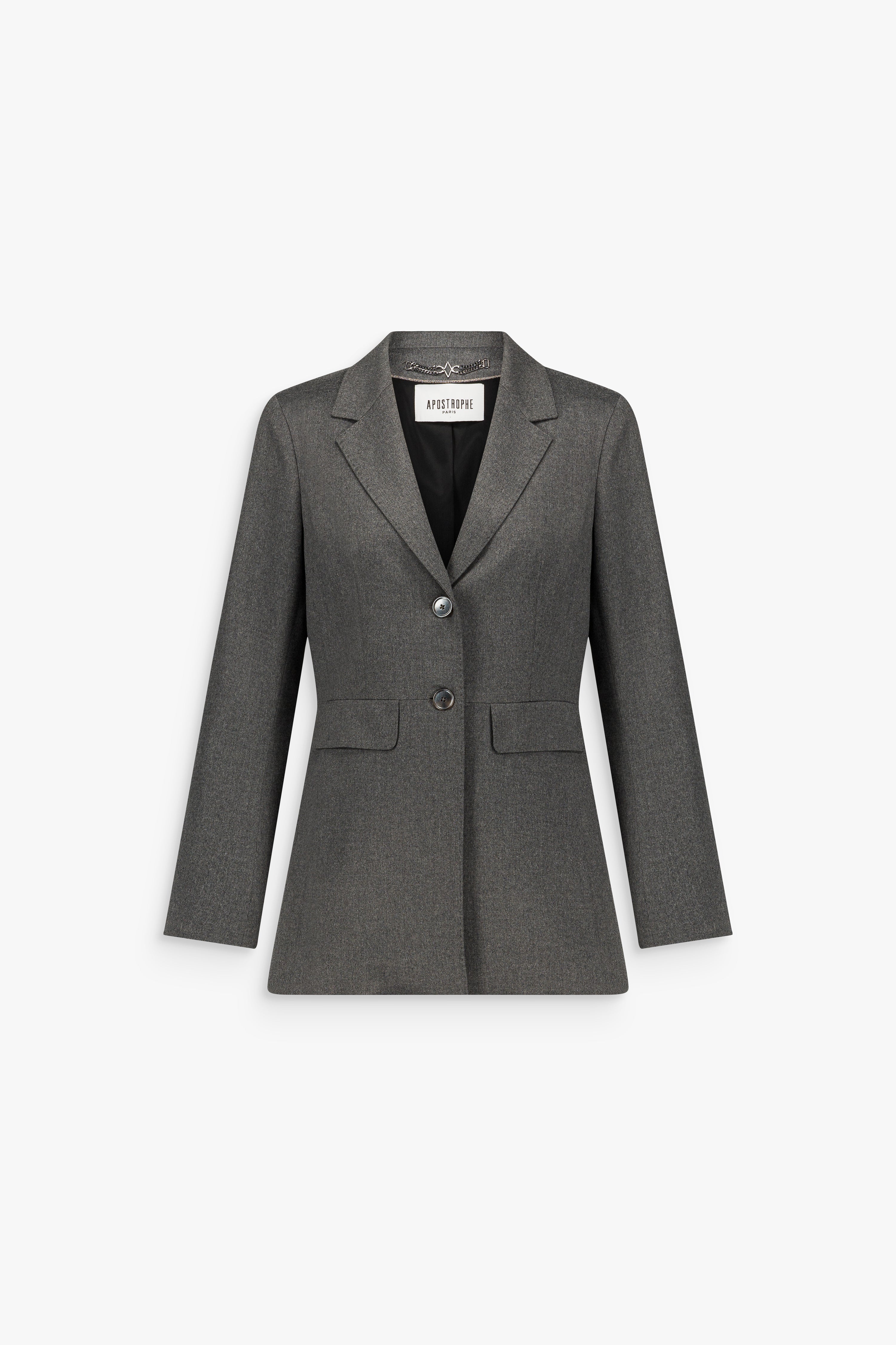 Veste tailleur cintrée gris moyen en laine, à revers crantés, fermeture à deux boutons, poches à rabat et pinces de cintrage.