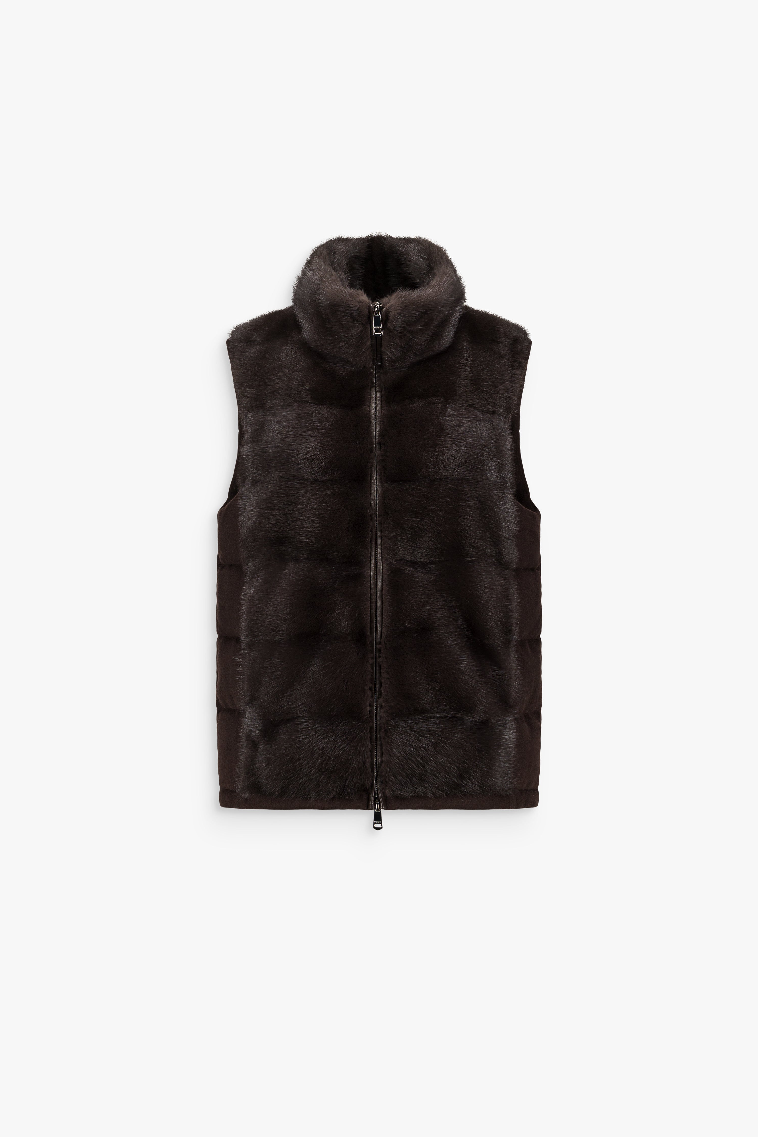 Manteau droit sans manches en vison marron foncé, à col montant, fermeture sur le devant et ligne structurée.