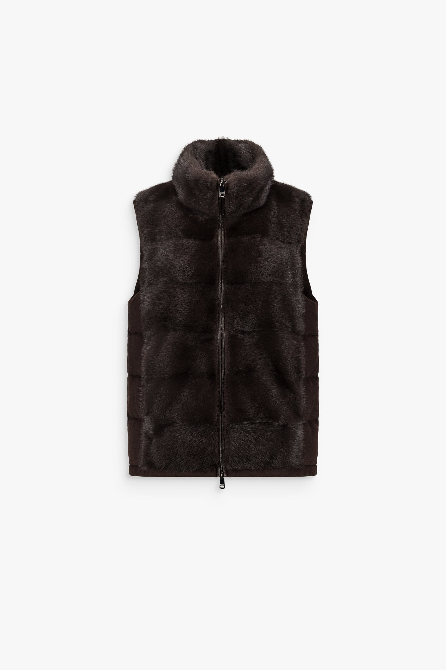 Manteau droit sans manches en vison marron foncé, à col montant, fermeture sur le devant et ligne structurée.
