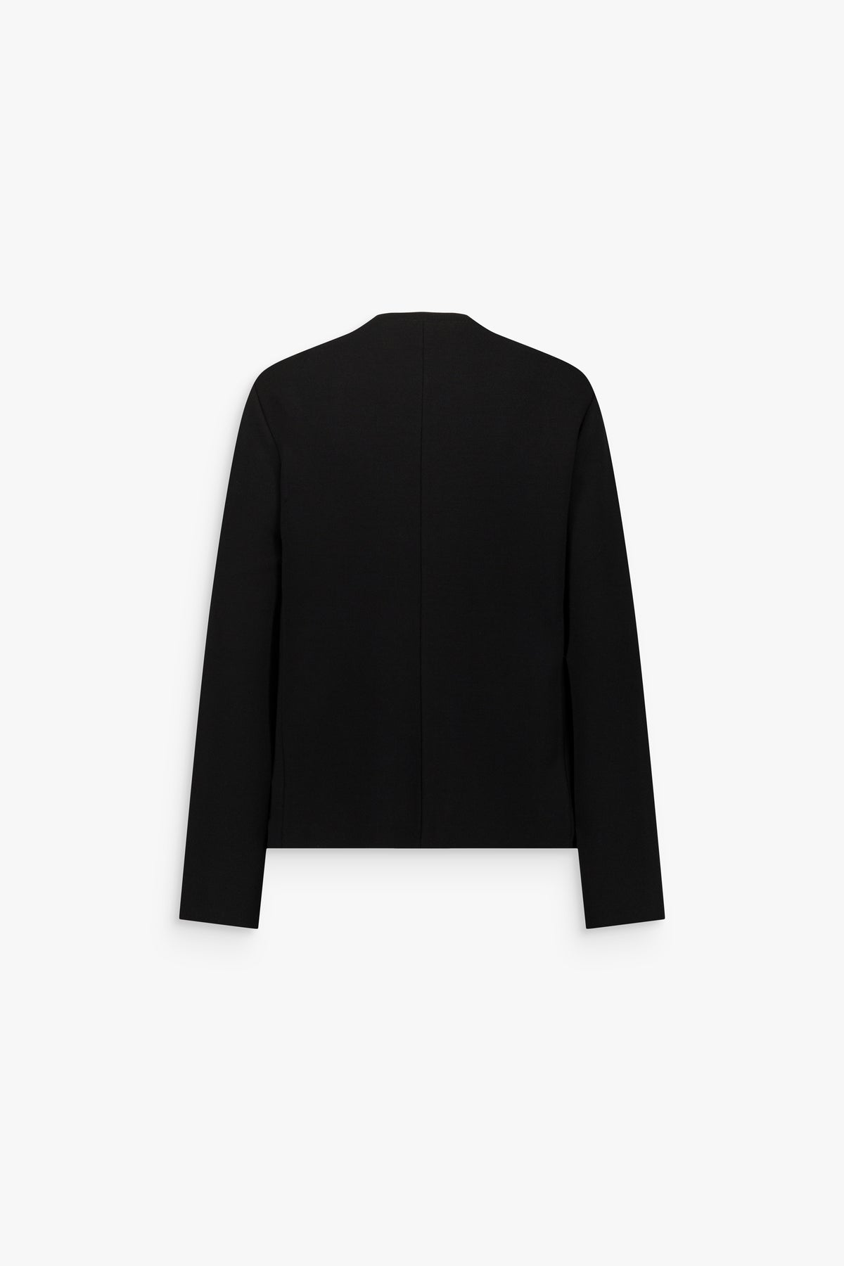 Veste droite noire à encolure ronde, fermeture boutonnée sur le devant et poches plaquées.