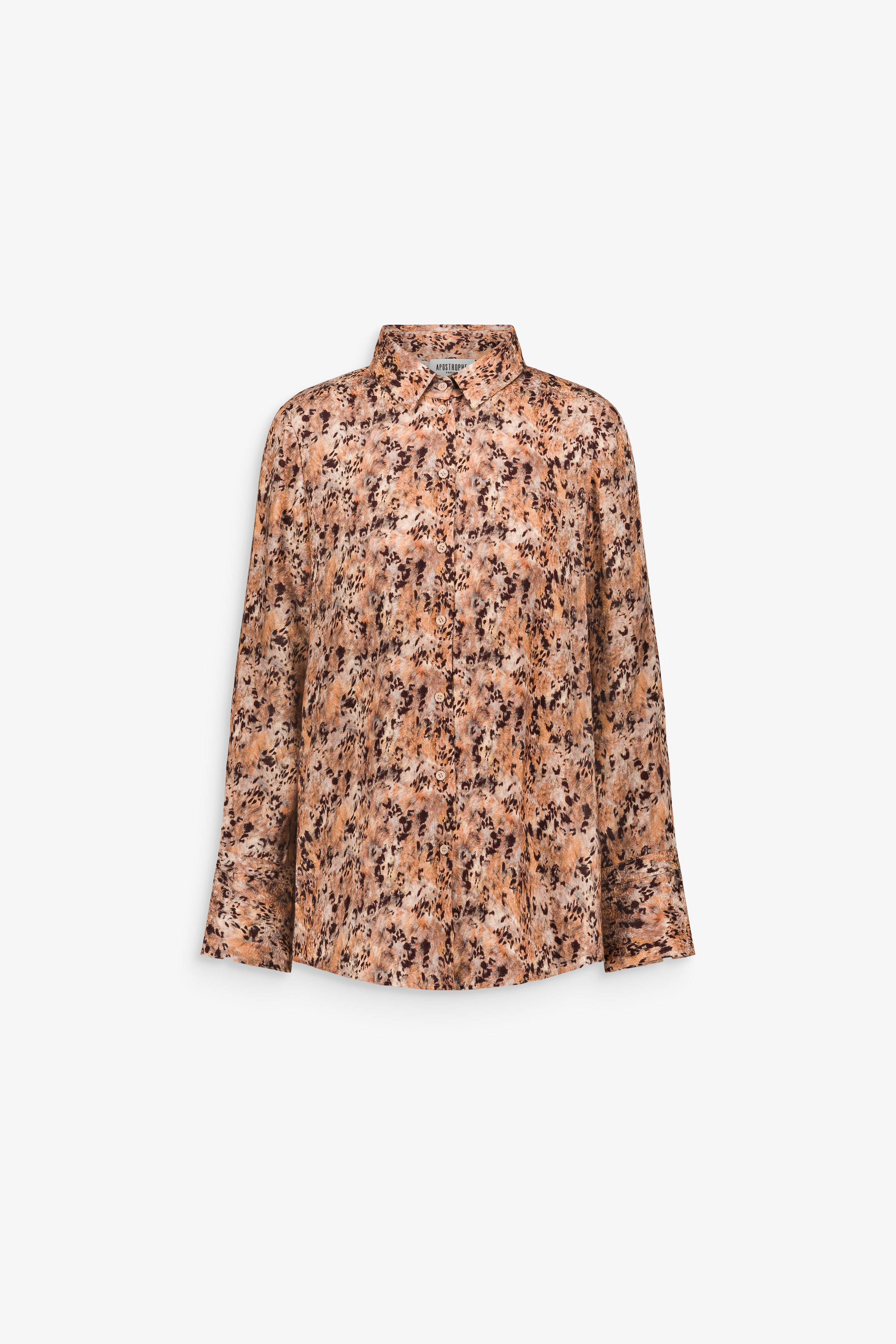 Chemise droite en soie imprimée multicolore, à col chemise, manches longues, fermeture boutonnée et pli creux au dos.