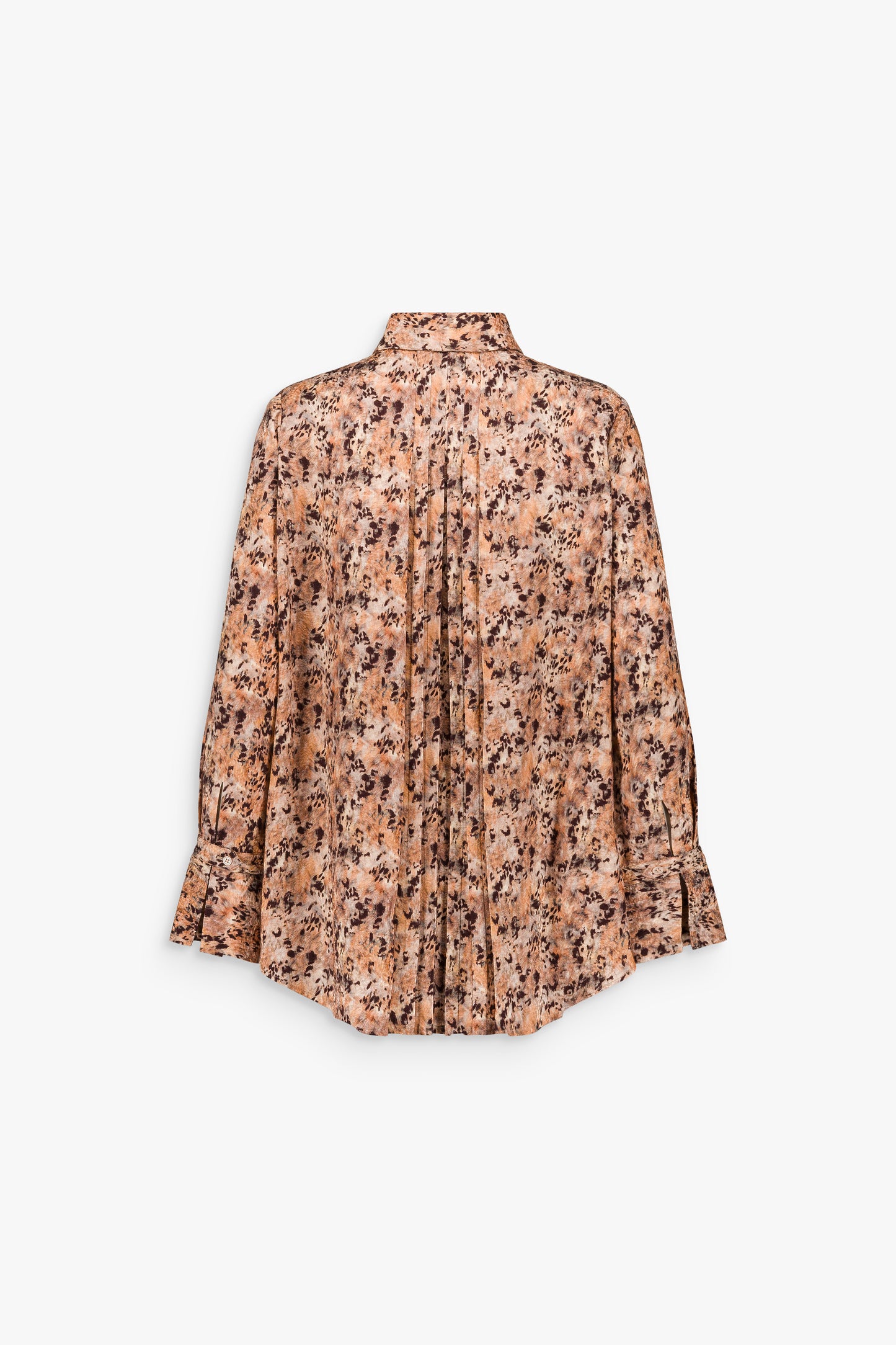 Chemise droite en soie imprimée multicolore, à col chemise, manches longues, fermeture boutonnée et pli creux au dos.