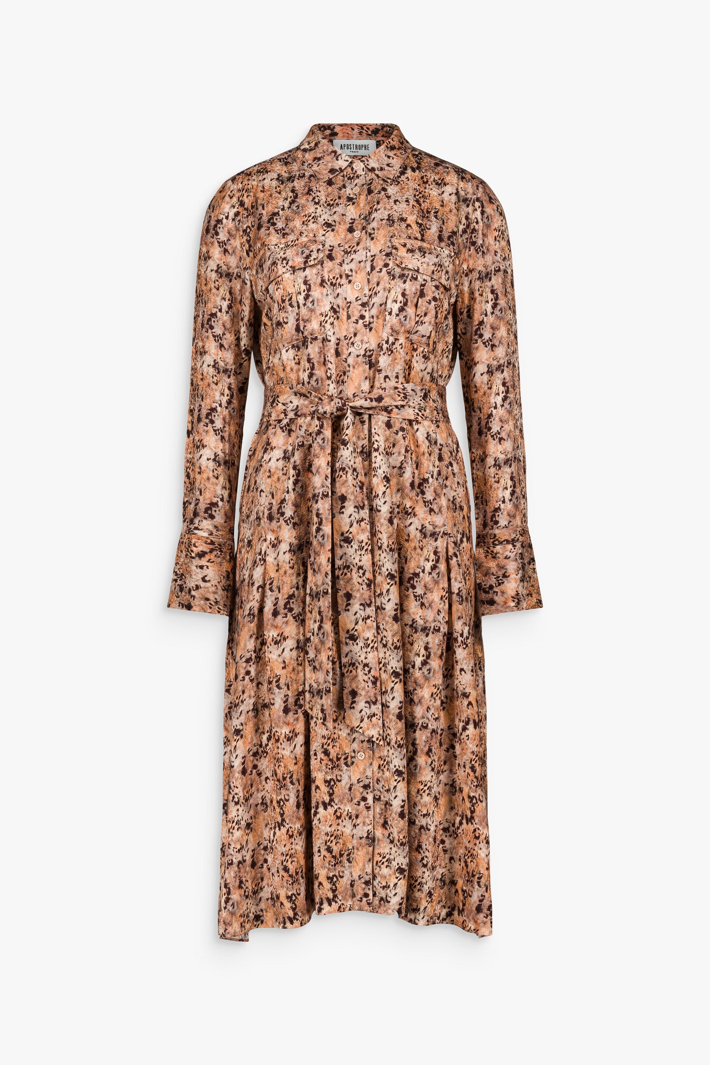 Robe longue ceinturée en soie imprimée multicolore, à col chemise, manches longues, poches poitrine et jupe plissée.