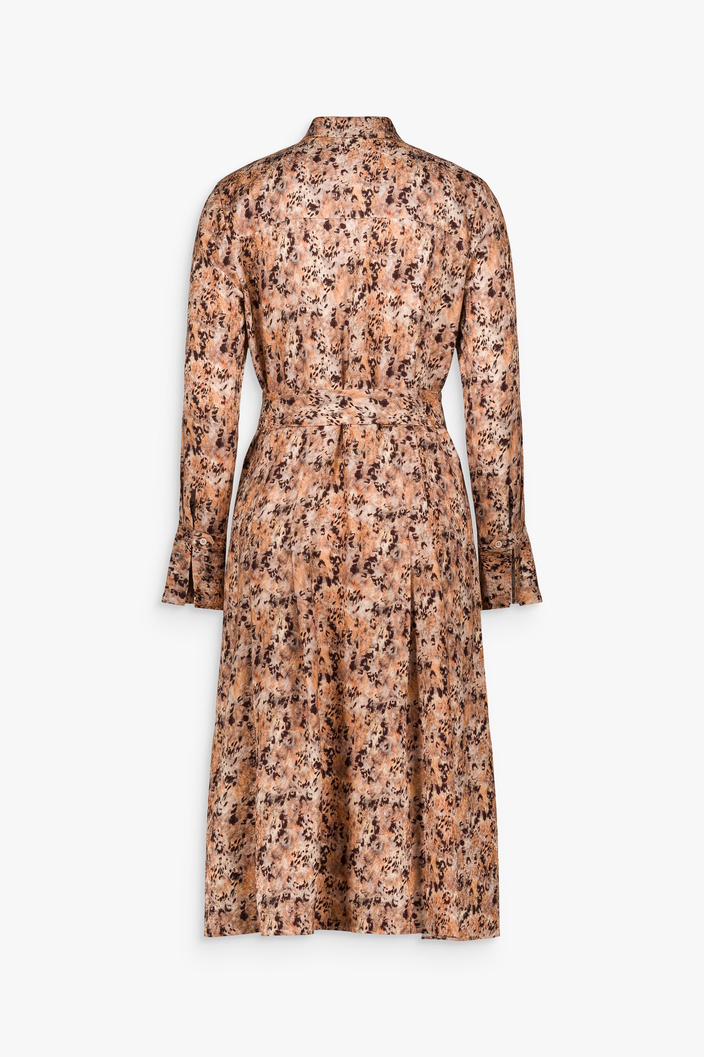 Robe longue ceinturée en soie imprimée multicolore, à col chemise, manches longues, poches poitrine et jupe plissée.