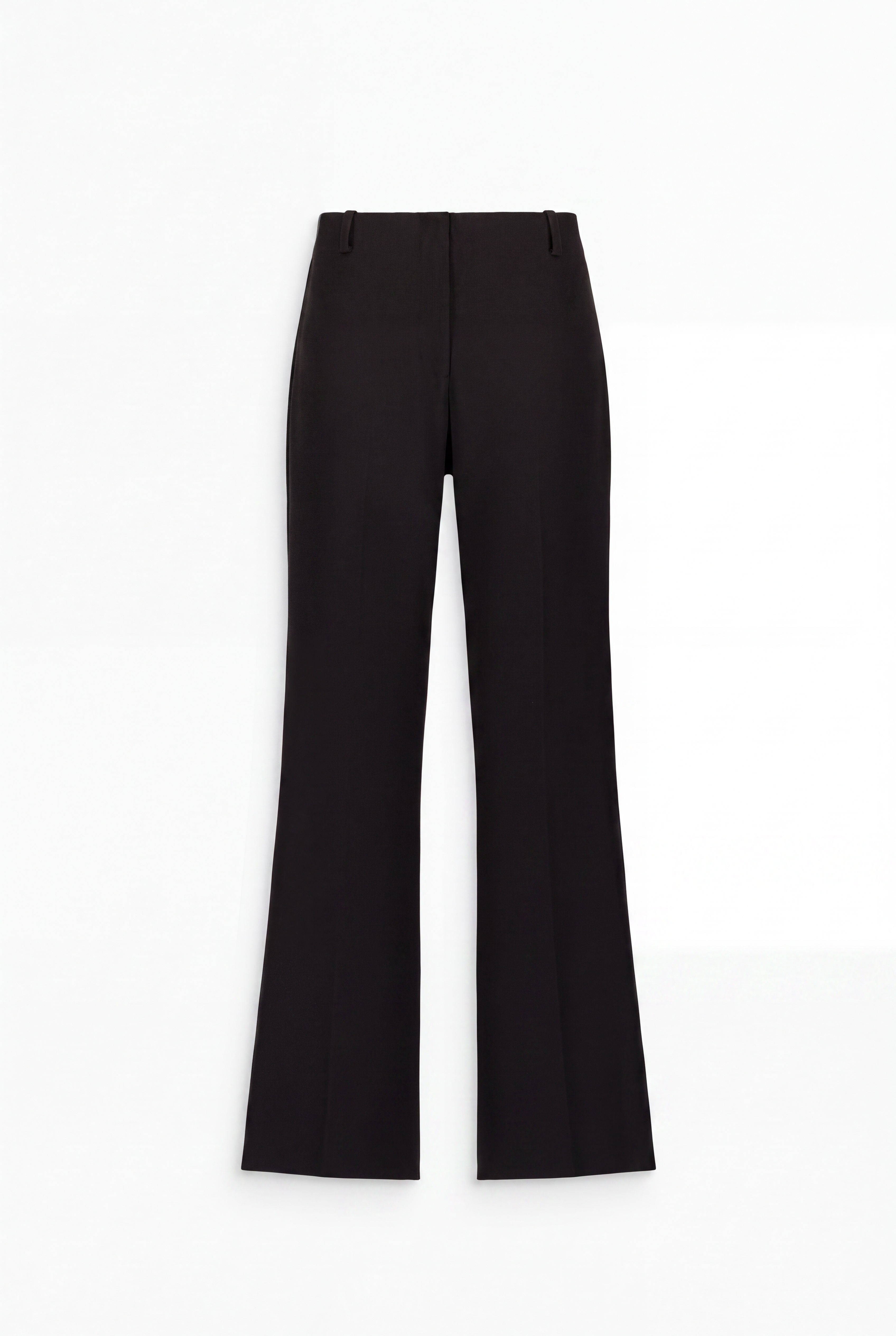 Pantalon tailleur droit noir à taille haute, plis marqués et braguette zippée sur le devant.