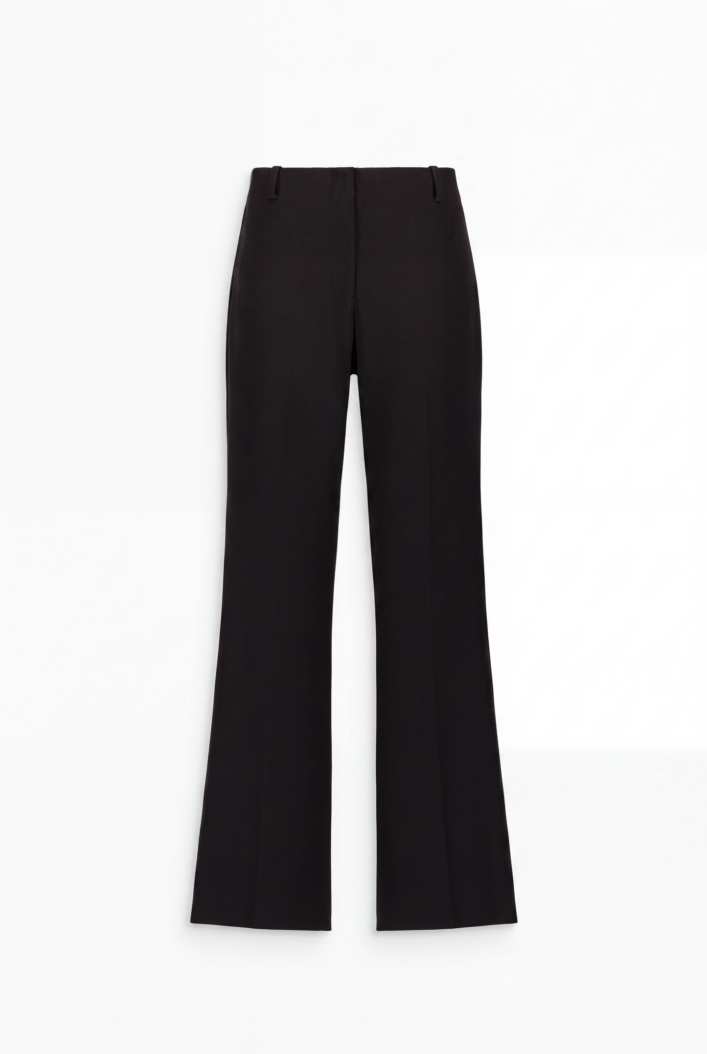 Pantalon tailleur droit noir à taille haute, plis marqués et braguette zippée sur le devant.