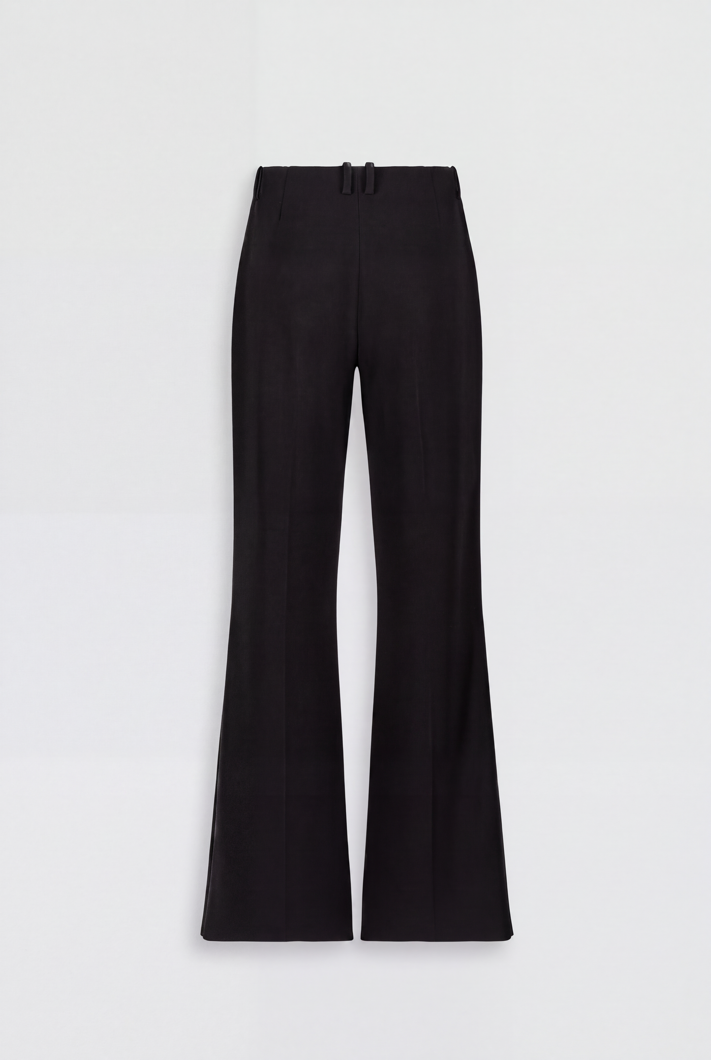 Pantalon tailleur droit noir à taille haute, plis marqués et braguette zippée sur le devant.