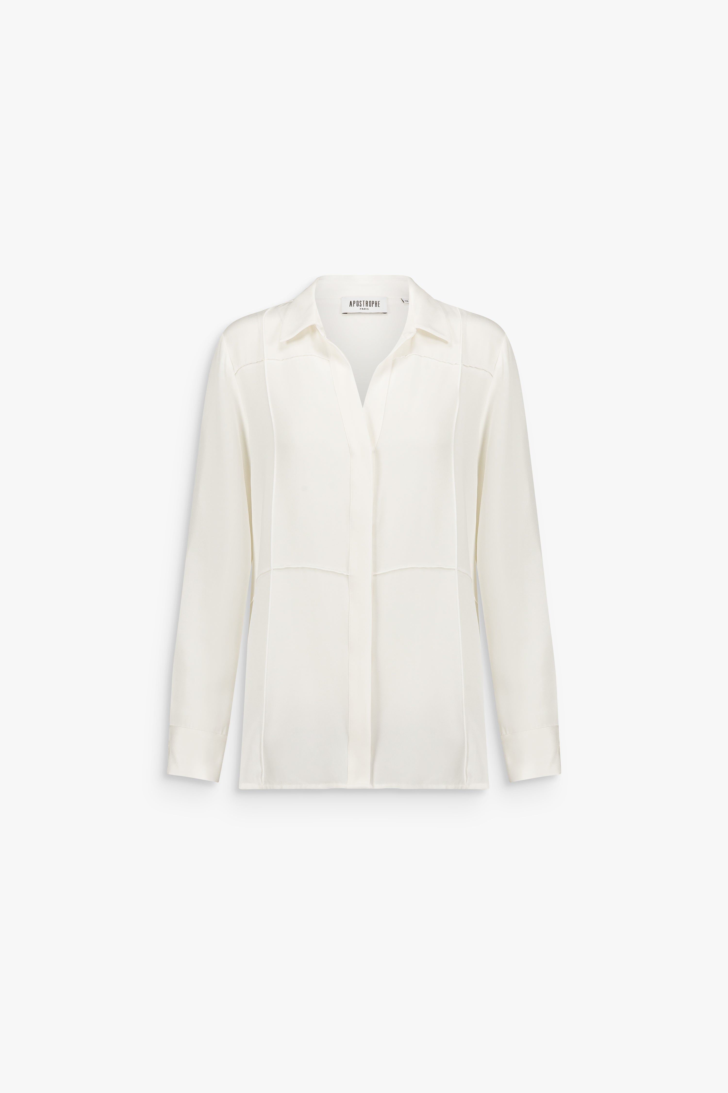 Chemise droite en soie blanc cassé, à col classique, manches longues et patte de boutonnage cachée.