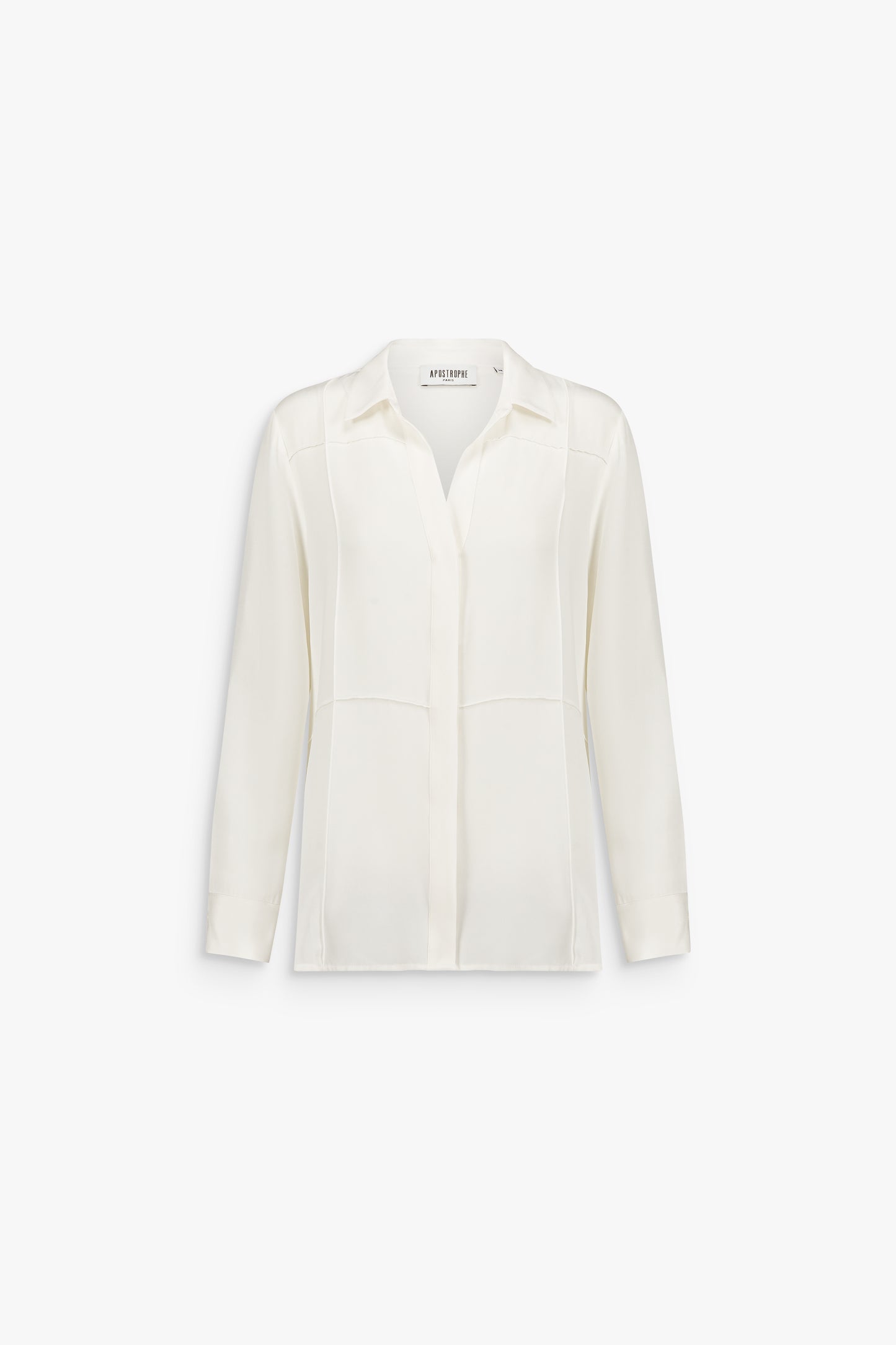 Chemise droite en soie blanc cassé, à col classique, manches longues et patte de boutonnage cachée.