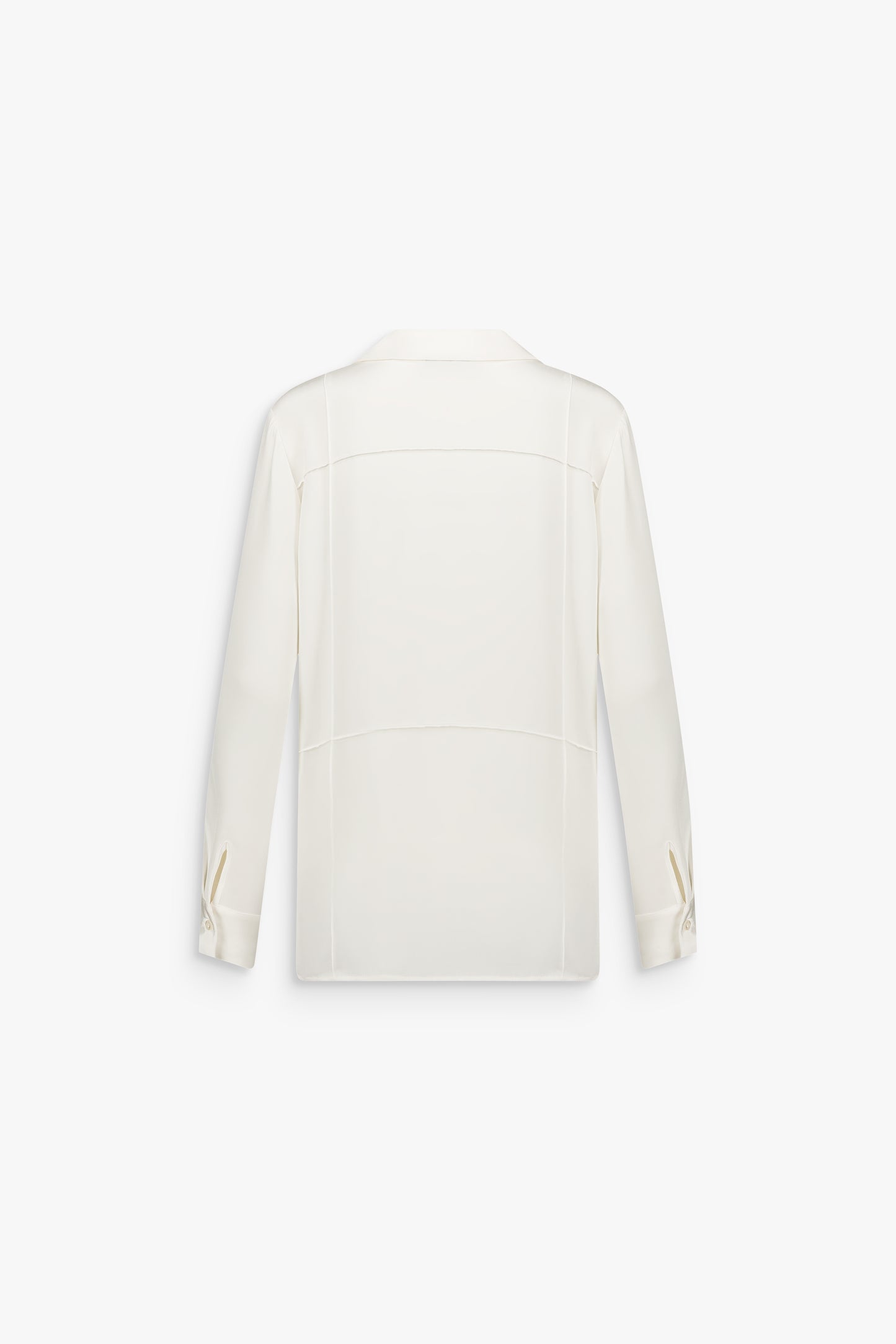 Chemise droite en soie blanc cassé, à col classique, manches longues et patte de boutonnage cachée.