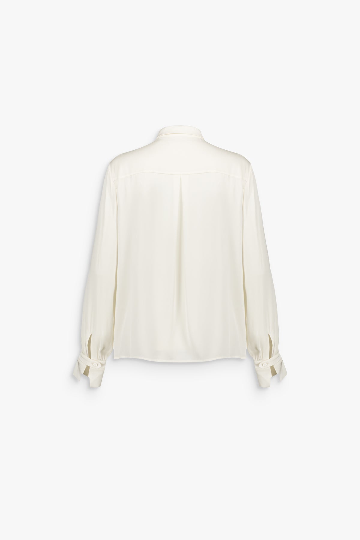 Chemise ample en soie blanc cassé, à col classique, manches volumineuses, poignets classiques et détails de plis le long de la patte de boutonnage.