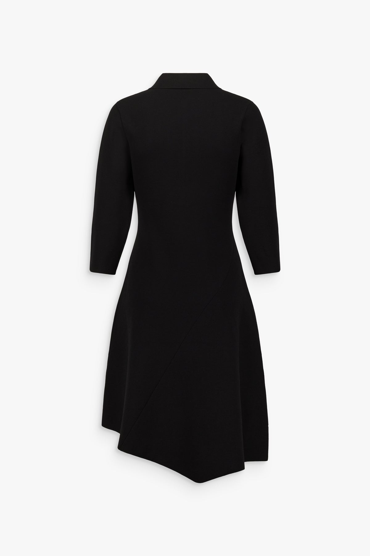 Robe midi noire à col chemise, manches trois-quarts, fermeture zippée partielle et ourlet asymétrique.