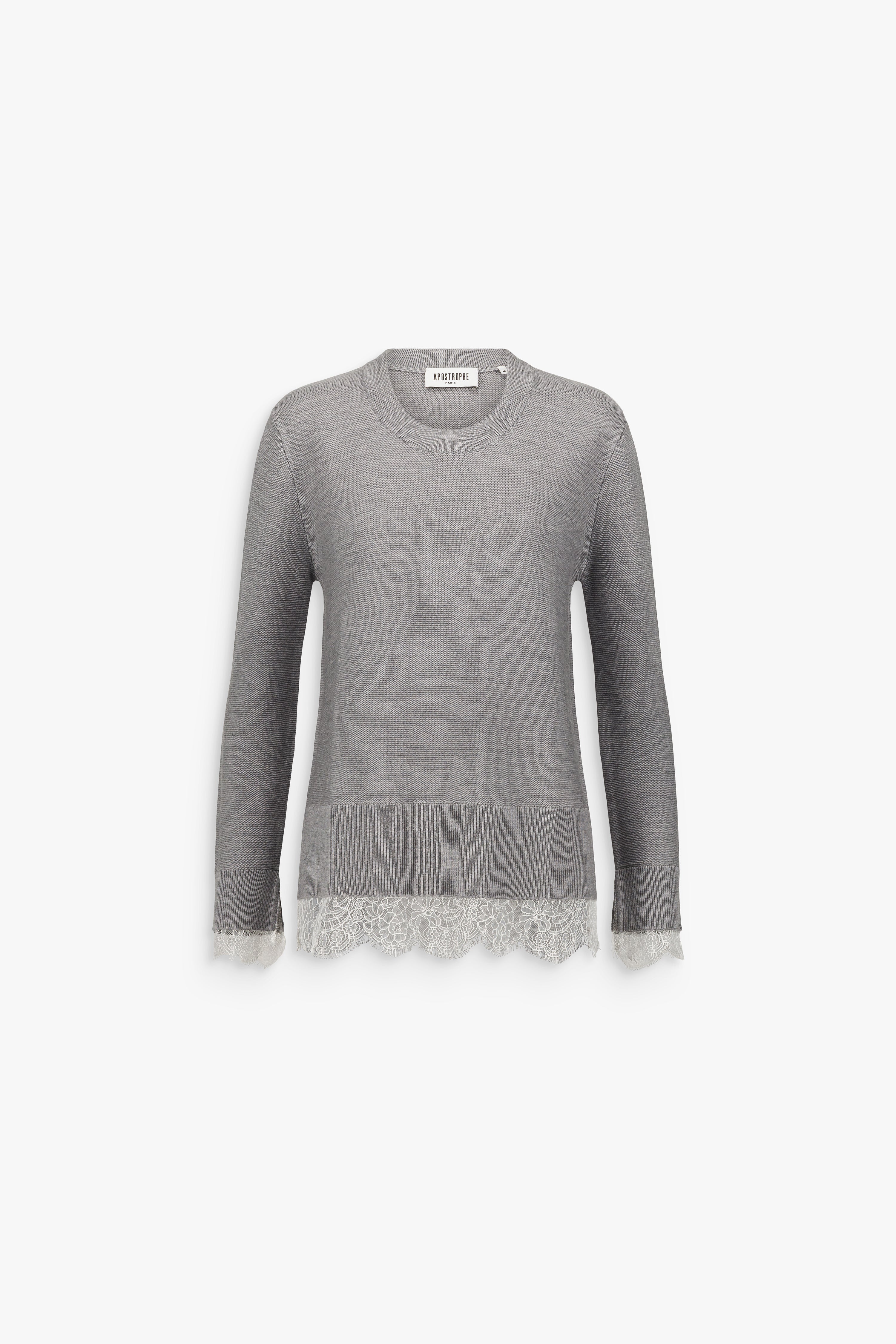 Pull long béton en laine mérinos, à col rond, manches longues et détails en dentelle au bas et aux poignets.