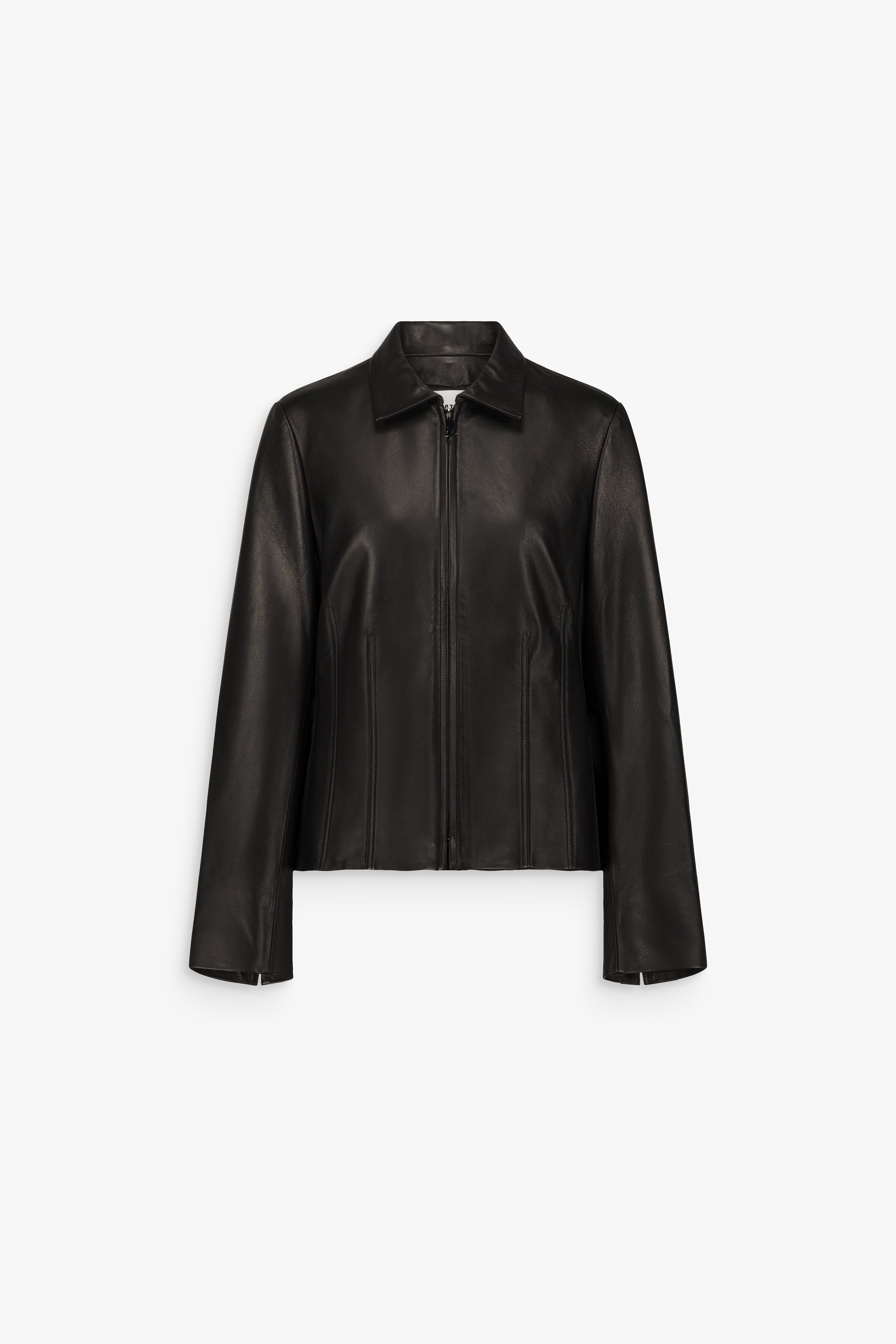 Veste courte ajustée en cuir d’agneau noir, à col chemise, fermeture zippée et pinces de cintrage sur le devant.