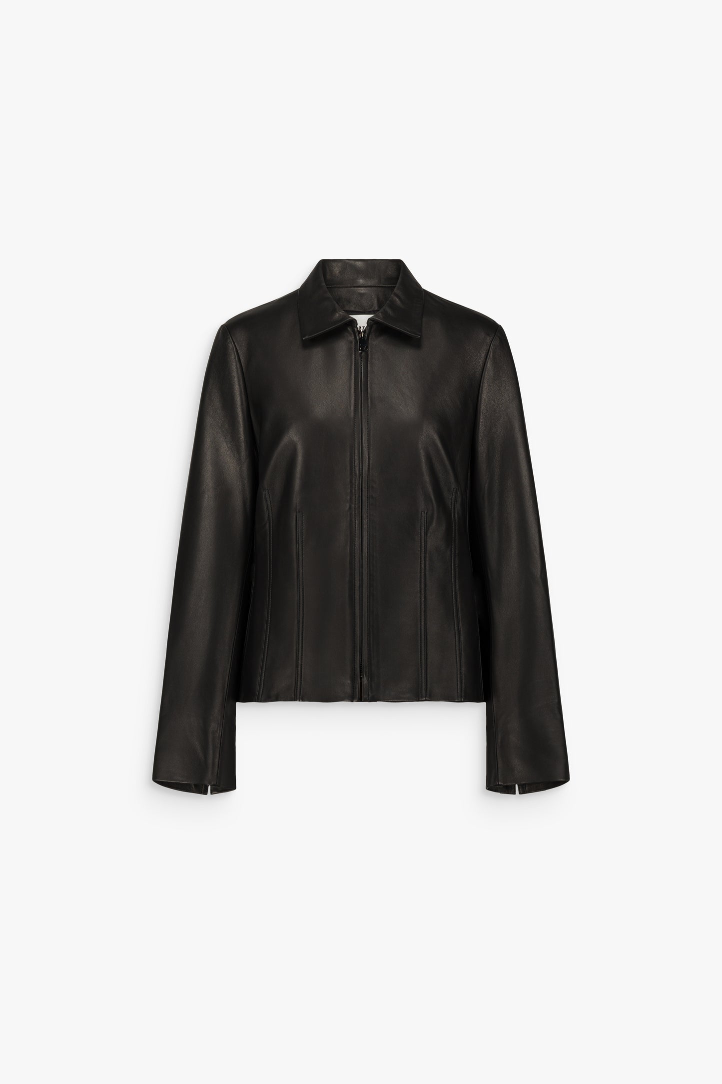 Veste courte ajustée en cuir d’agneau noir, à col chemise, fermeture zippée et pinces de cintrage sur le devant.