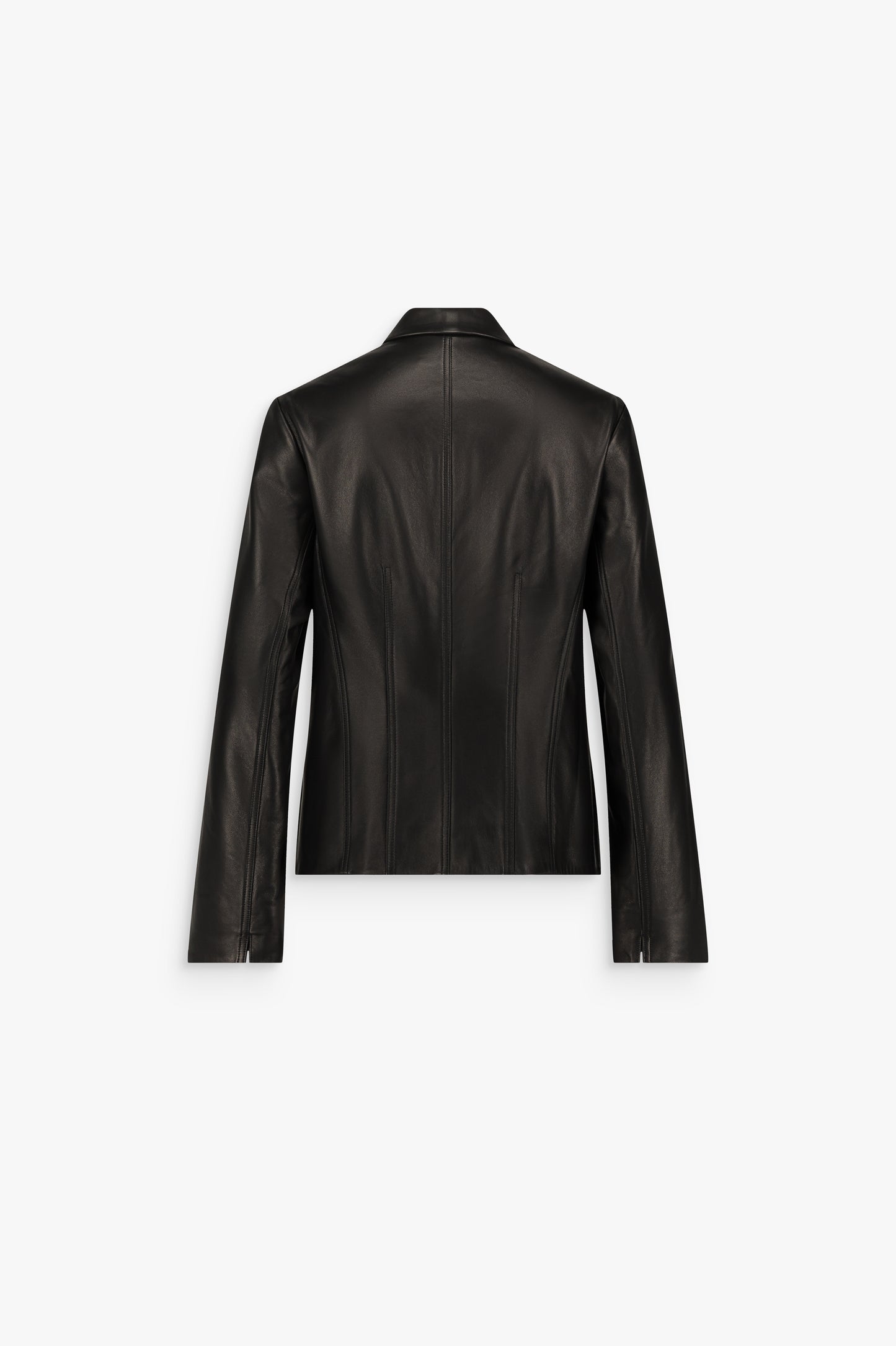 Veste courte ajustée en cuir d’agneau noir, à col chemise, fermeture zippée et pinces de cintrage sur le devant.