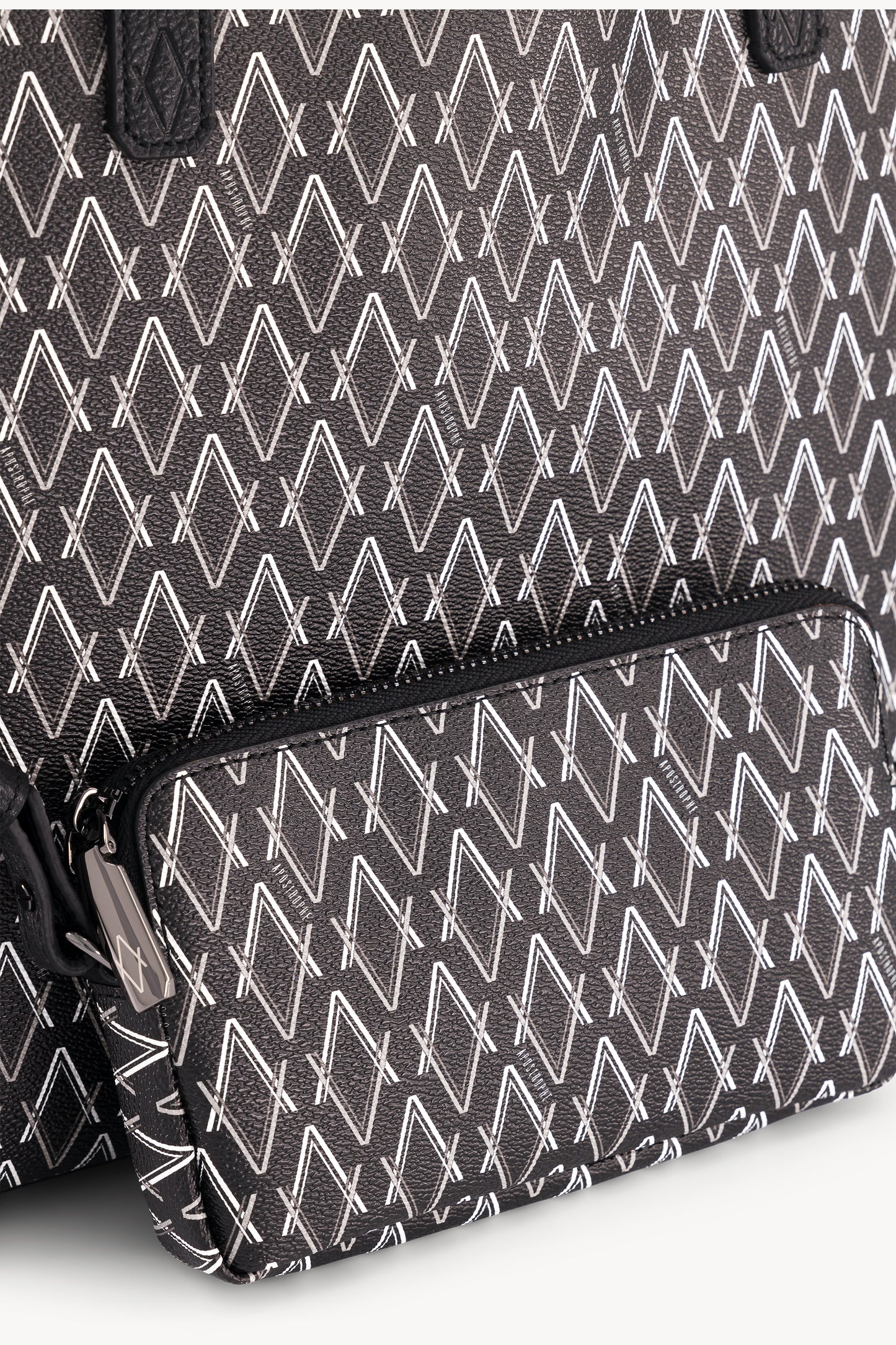 Cabas à l’allure chic et moderne complète toutes vos tenues avec caractère.