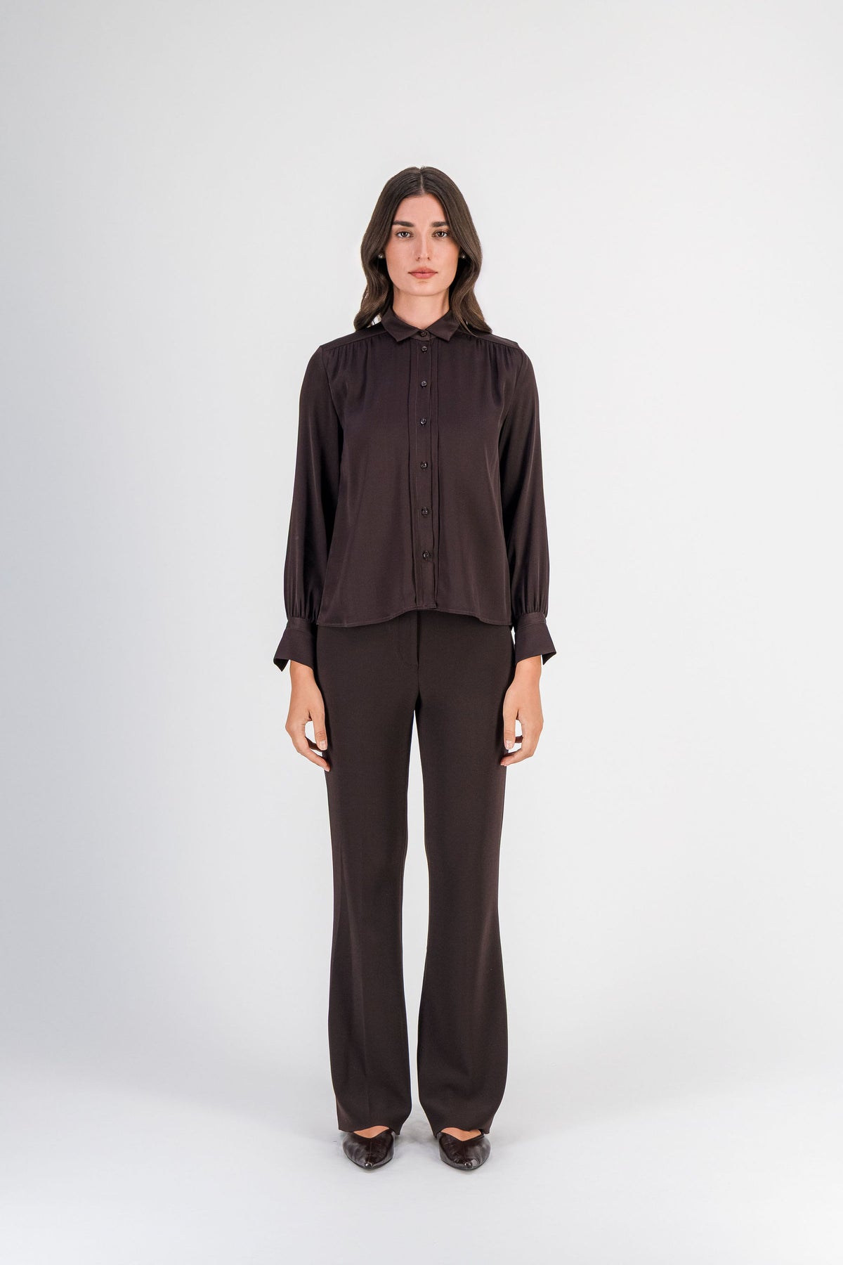 Chemise en soie manches amples marron foncé