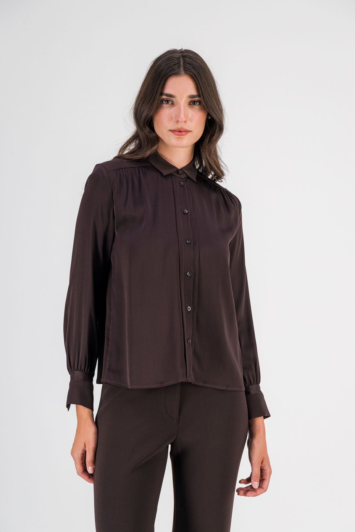 Chemise en soie manches amples marron foncé