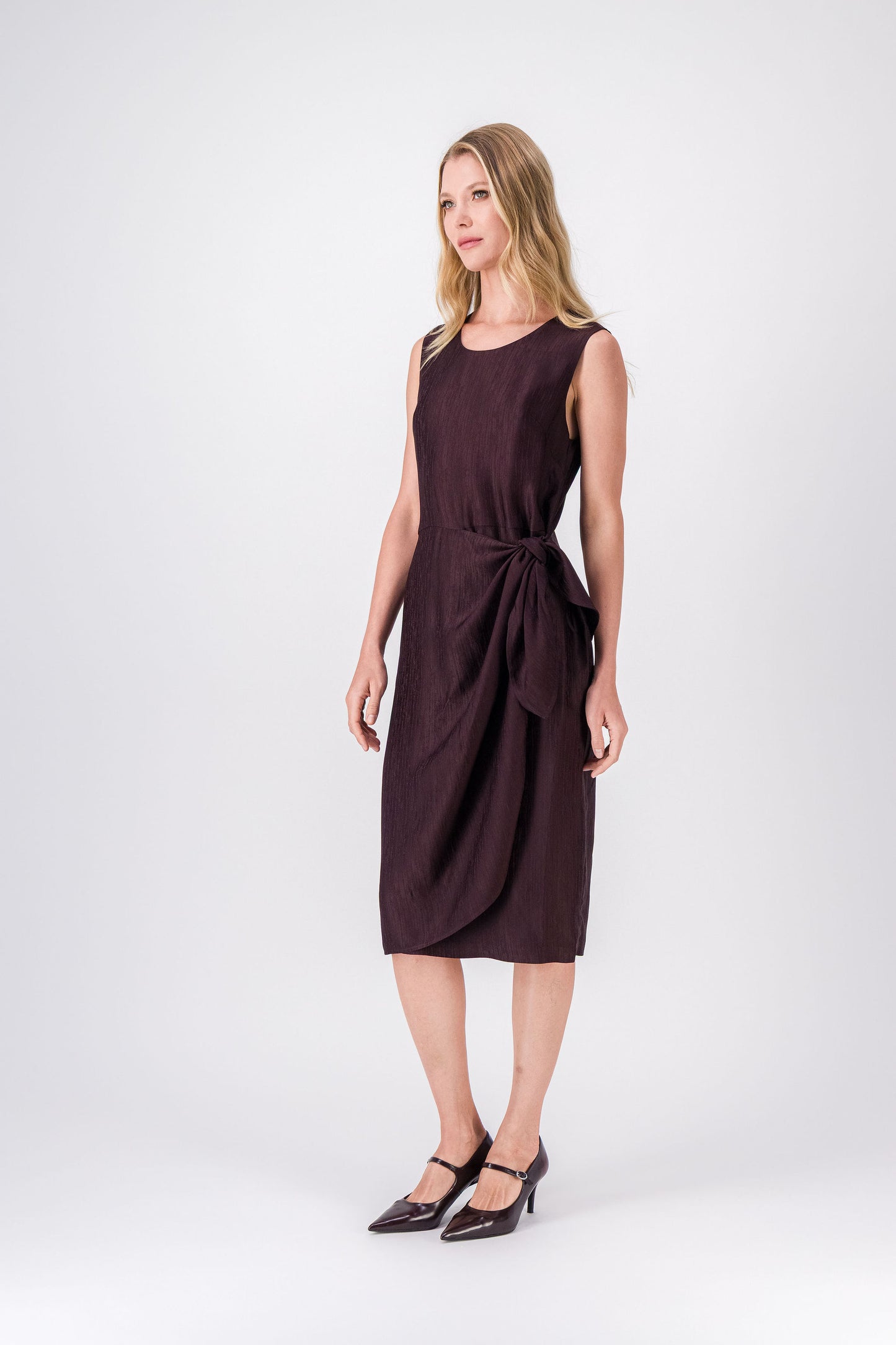 Robe grenat chic et légère à col rond et détail nœud sur la taille