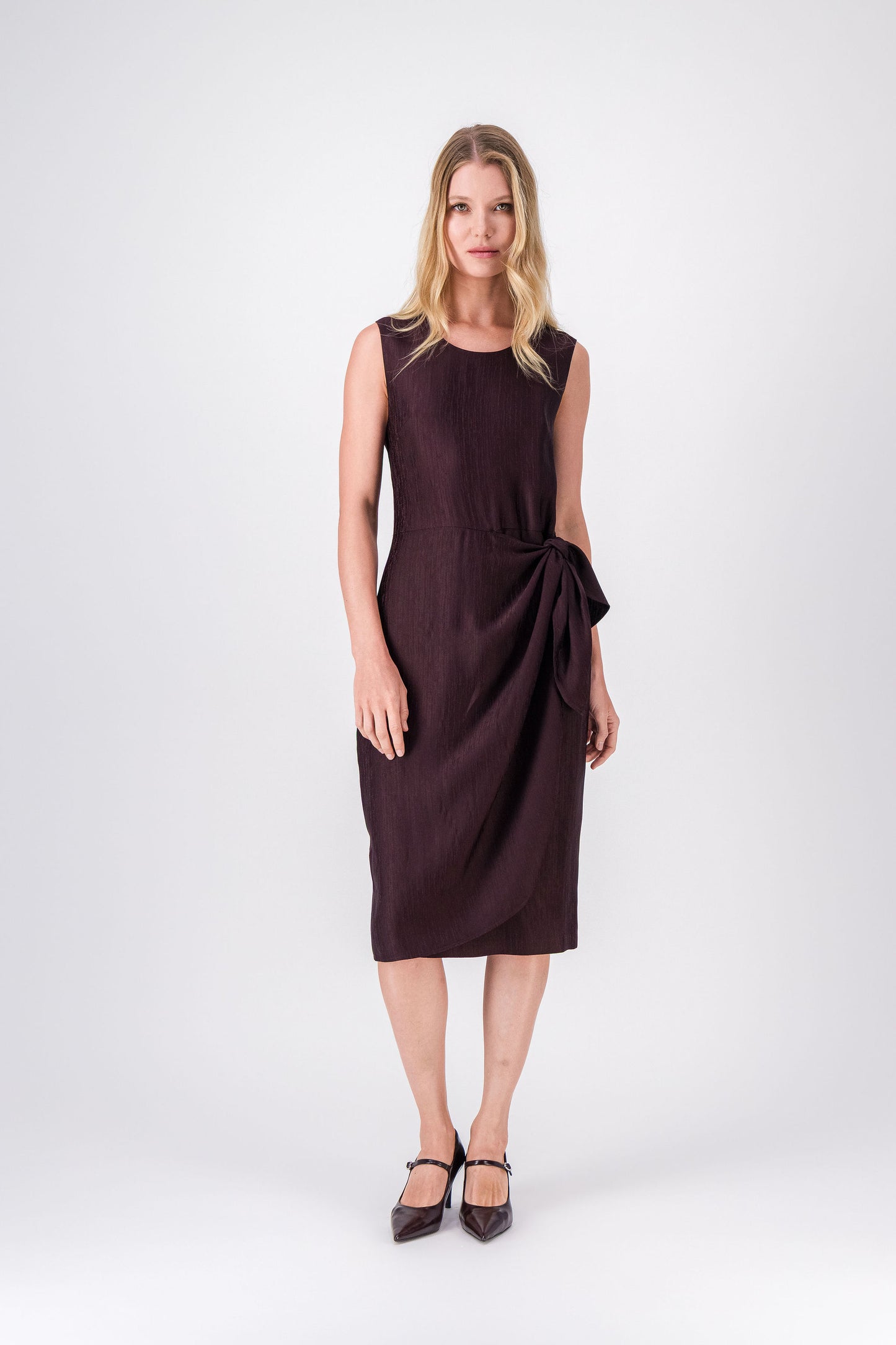 Robe grenat coupe droite avec col rond et nœud à la taille