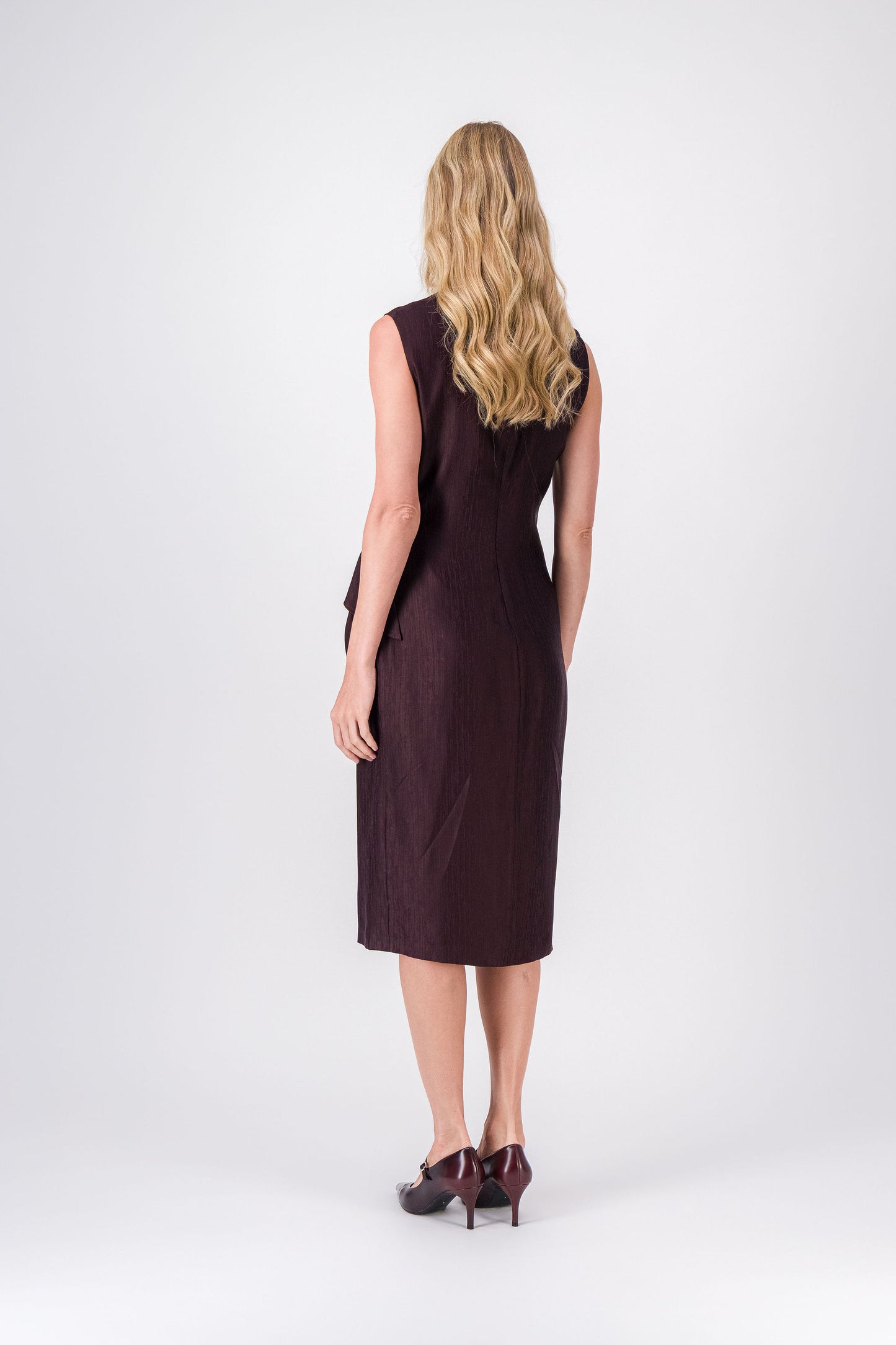 Robe droite couleur grenat avec nœud taille et finition raffinée