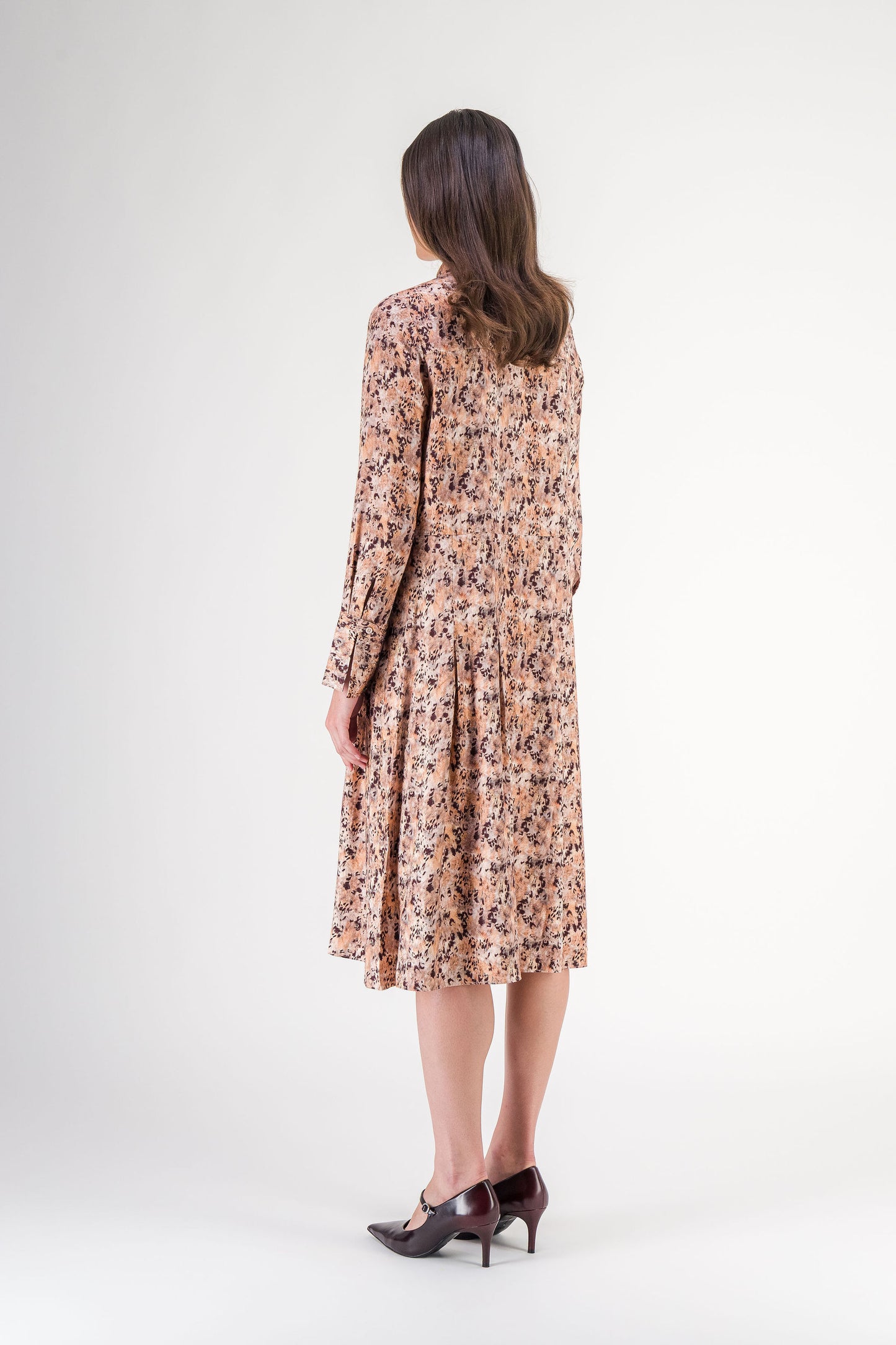 Robe longue ceinturée en soie imprimée multicolore