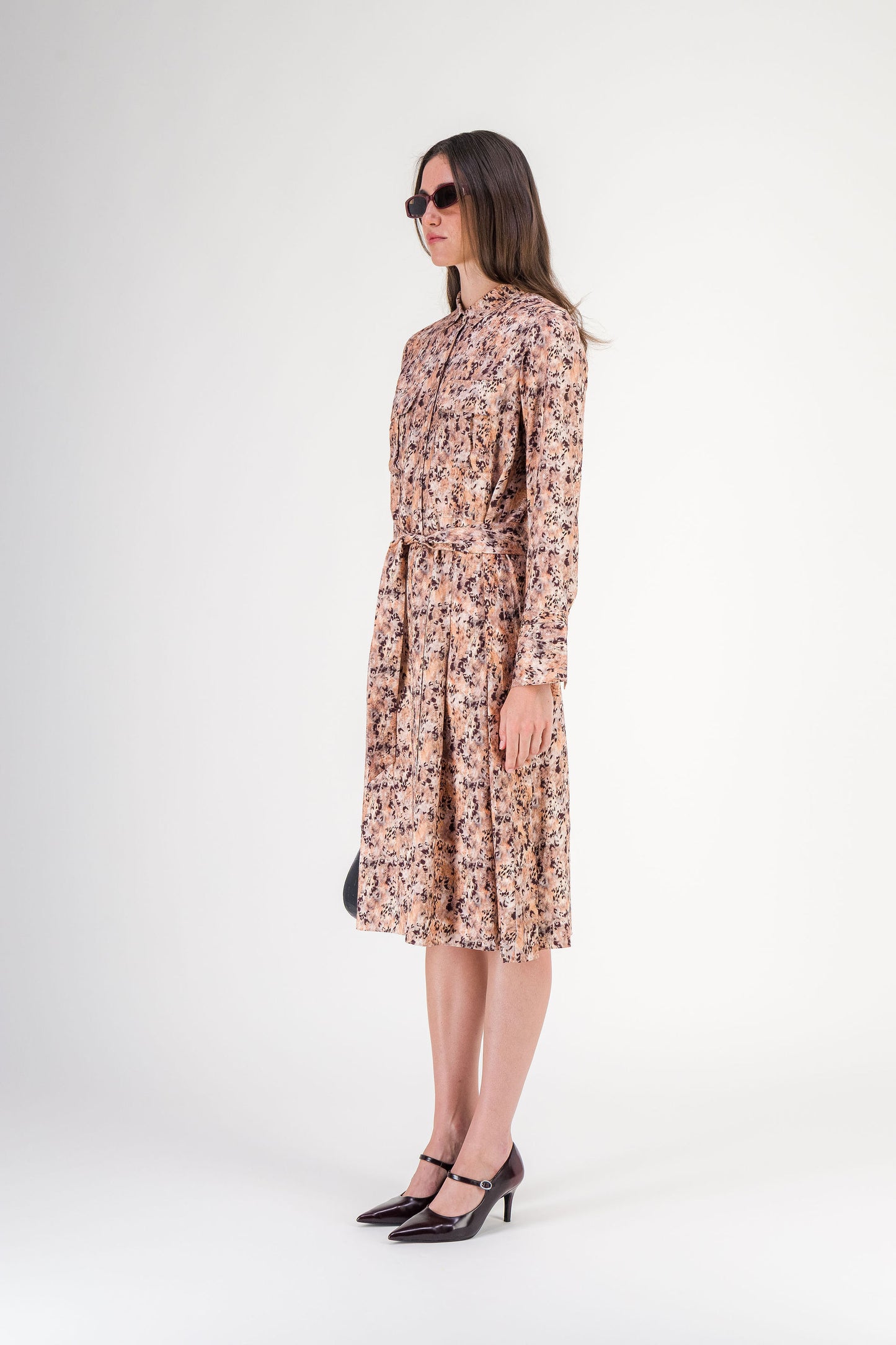 Robe longue ceinturée en soie imprimée multicolore