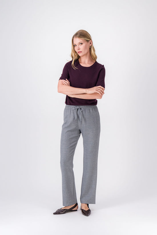 Pantalon droit gris moyen, coupe fluide et taille ajustable avec finitions métalliques discrètes.