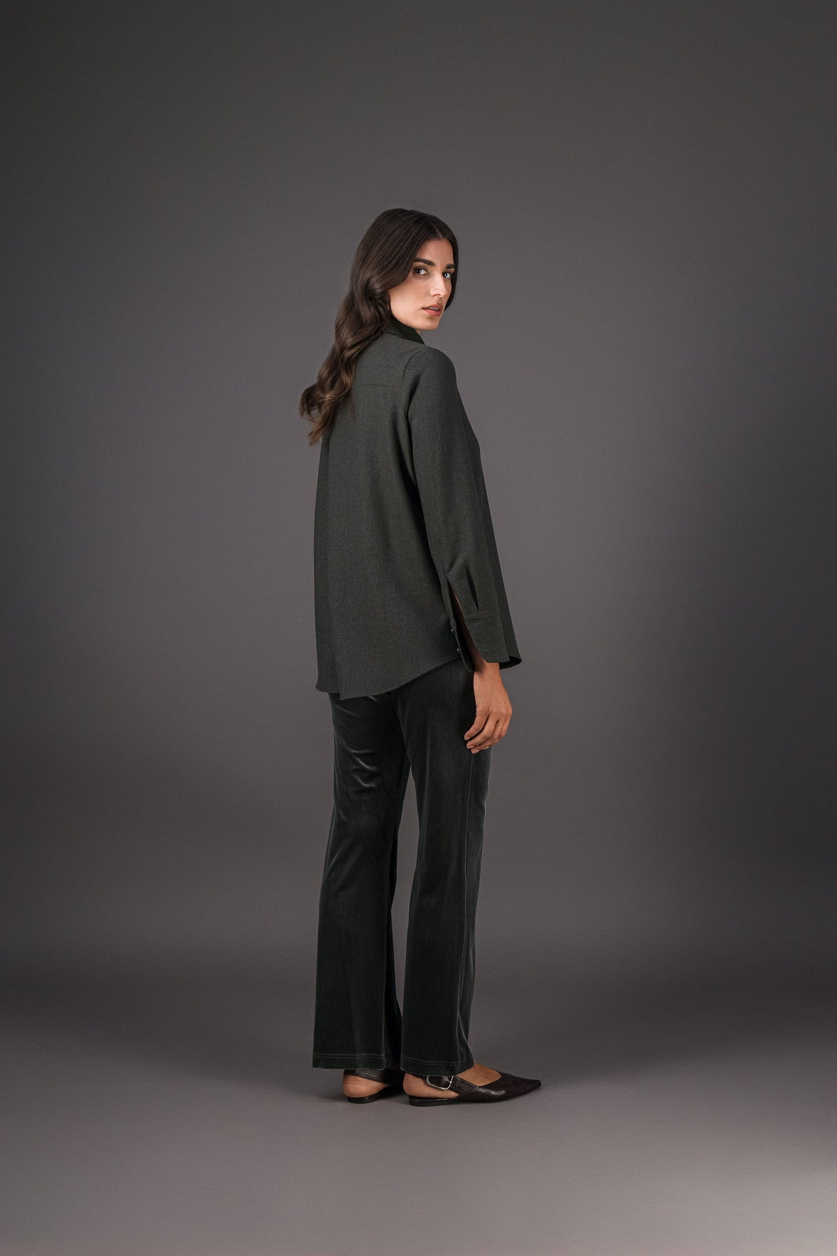 Pantalon évasé en velours stretch kaki